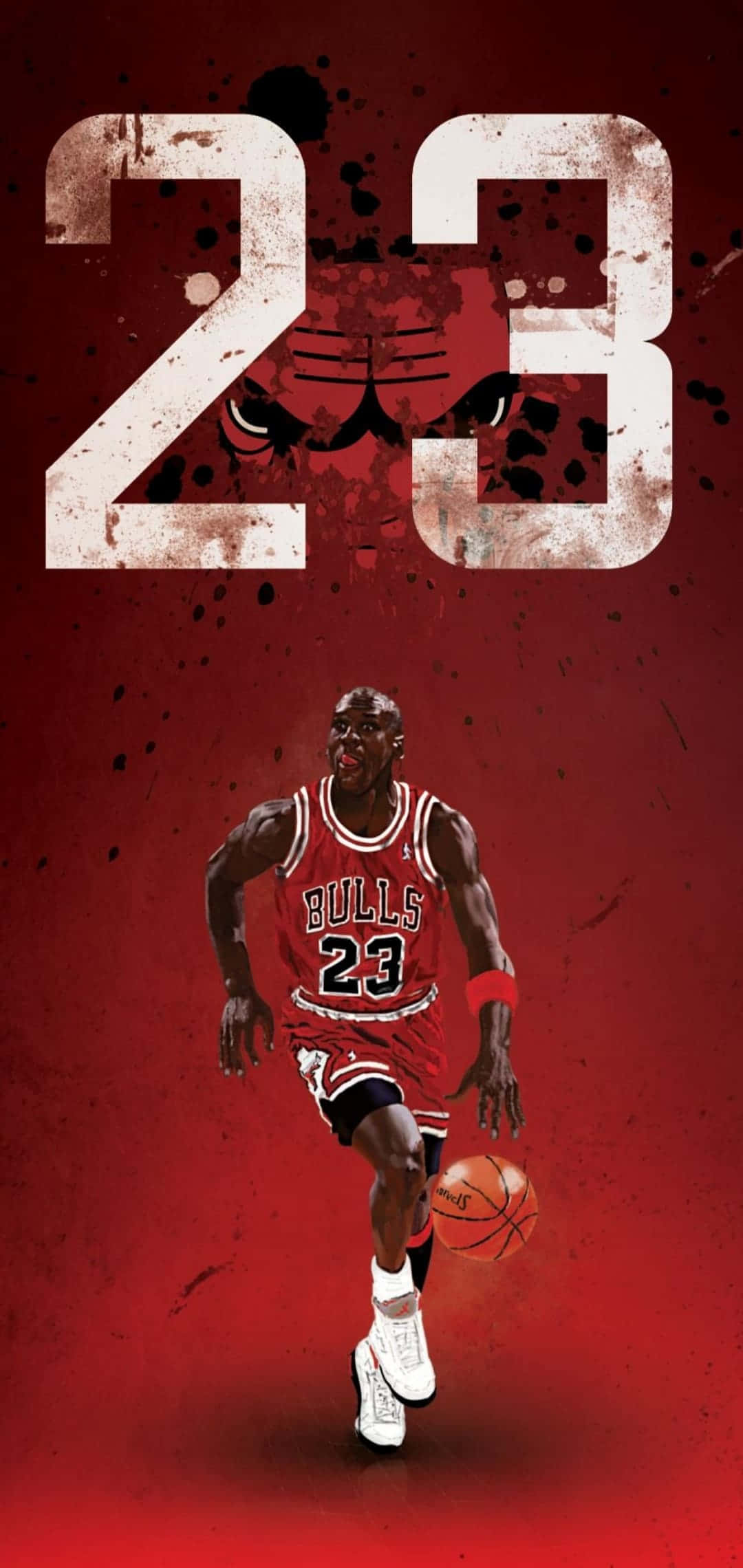 邁克爾·喬丹在1998年NBA總決賽對陣猶他爵士隊時，投出制勝球後高舉球衣 壁紙 — 米高佐敦身穿紅色公牛隊球衣，在深紅色潑濺背景的巨大破舊23號下方運球。