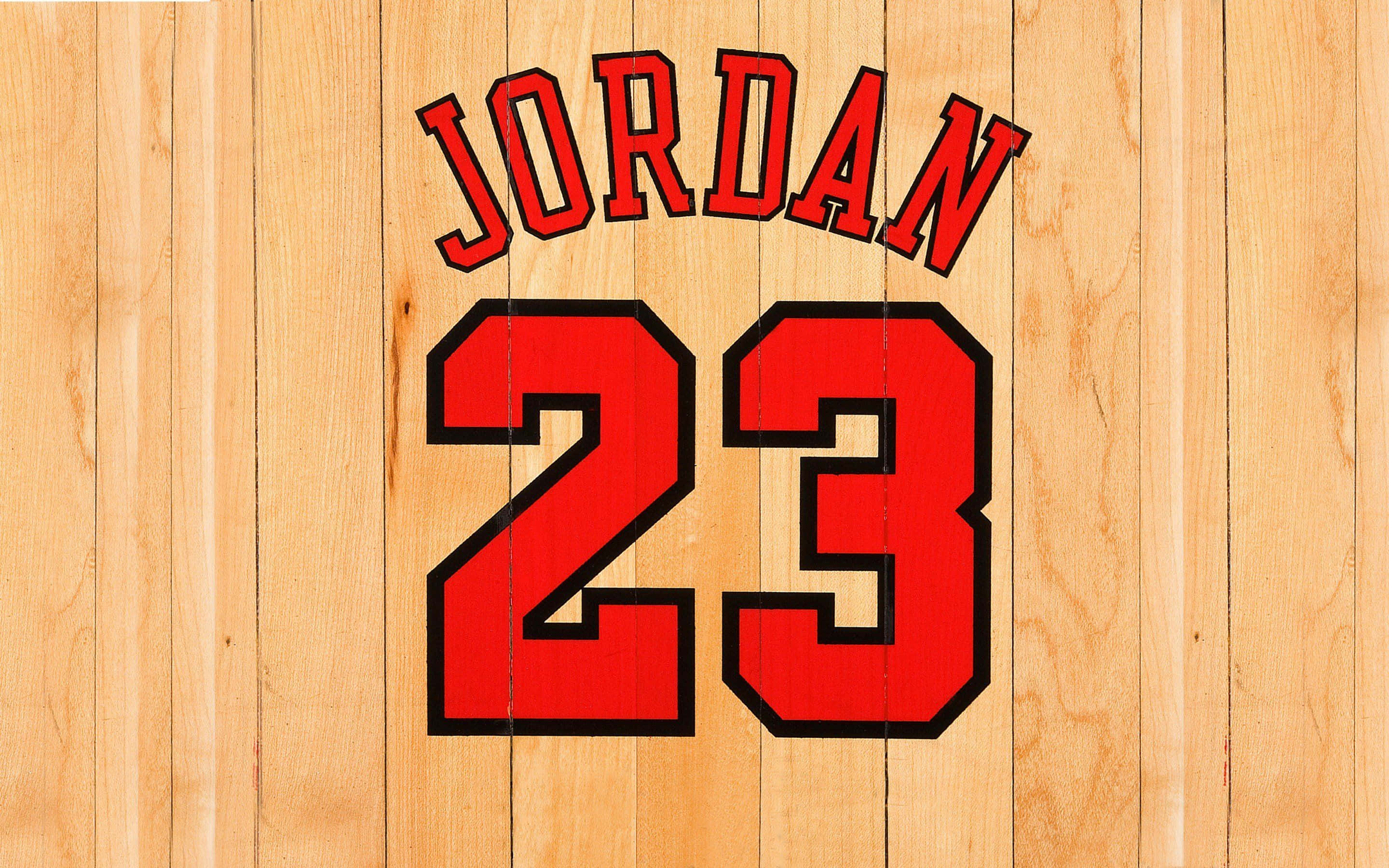 邁克爾·喬丹經典23號球衣 壁紙 — 淺色木紋背景上的紅色 'JORDAN 23' 籃球球衣標誌。