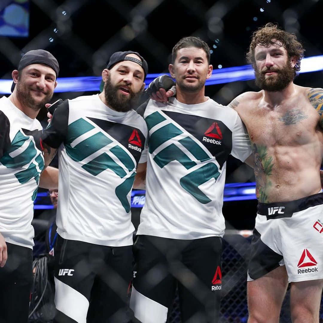 四名身穿Reebok裝備的UFC拳手在八角籠內一起擺姿勢。