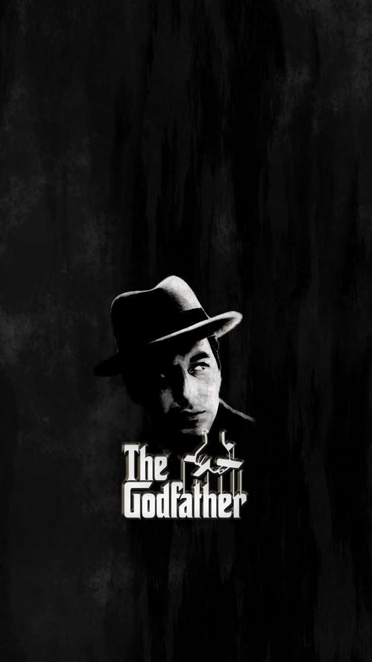 一個戴著費多拉帽的男人，深色背景上有『The Godfather』電影標題。