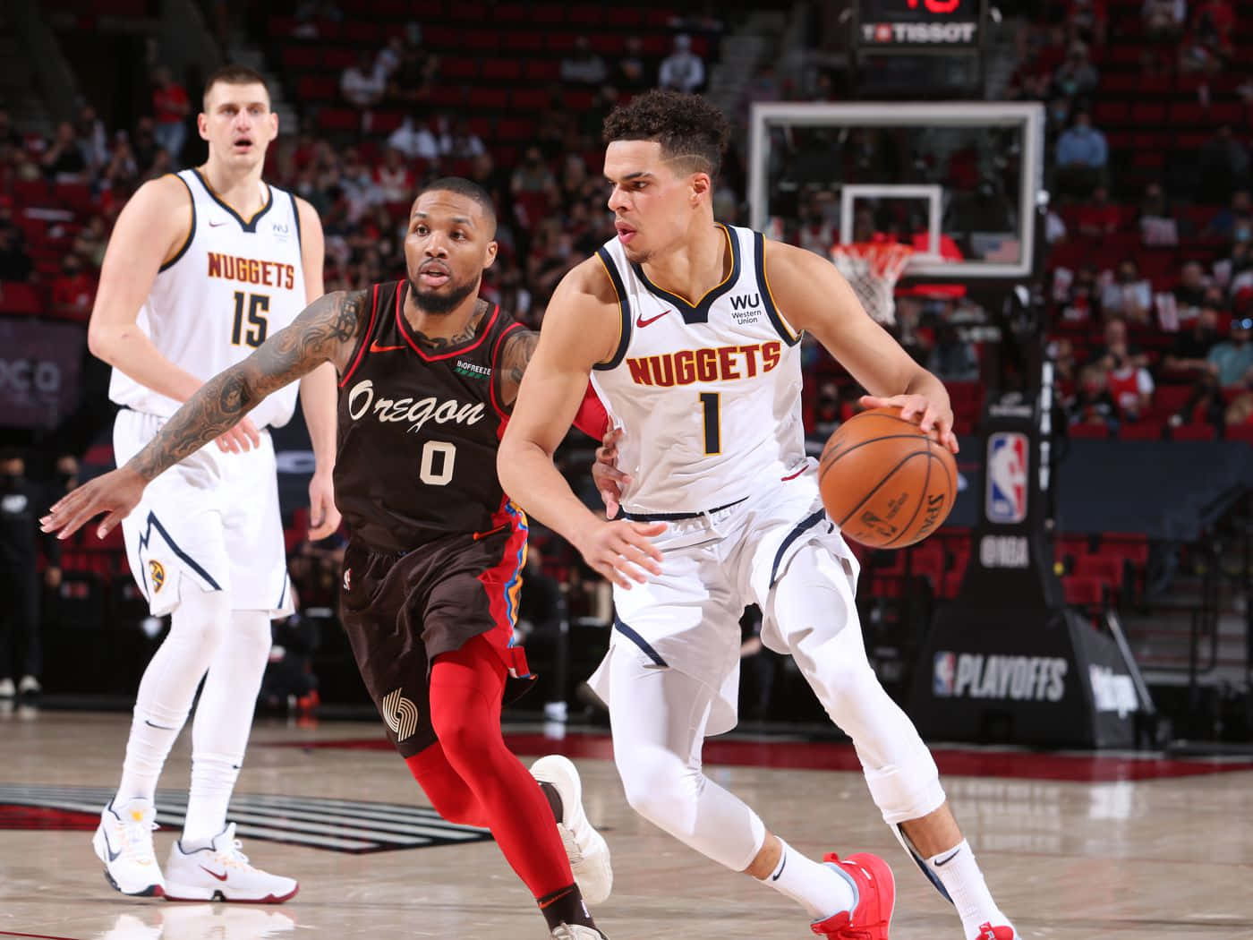 丹佛金塊隊球員在NBA季後賽籃球比賽中運球。