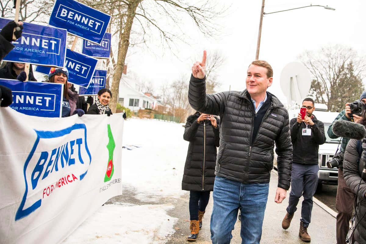 候選人Bennet在積雪的競選活動中向支持者揮手。