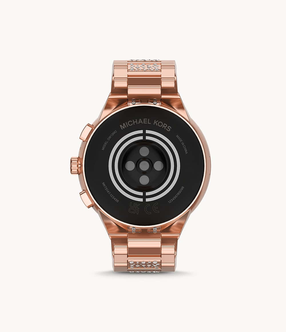 玫瑰金色 Michael Kors 智能手錶，手鐲和背面帶有鑽石點綴。