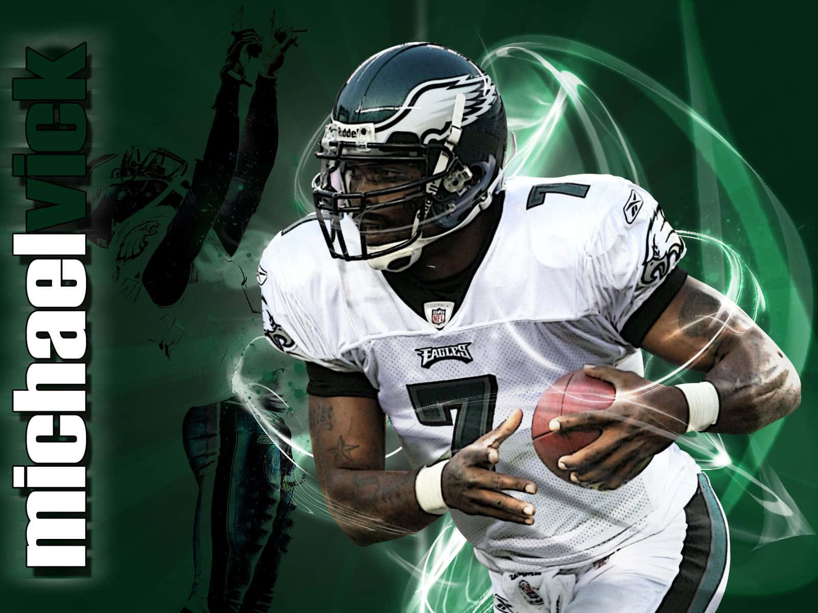 身穿老鷹隊球衣的足球運動員 Michael Vick 帶著足球奔跑。
