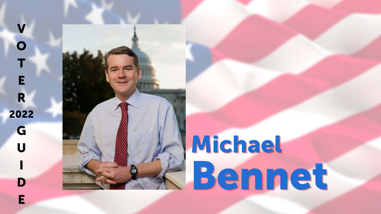 Michael Bennet 的肖像，背景為美國國會大廈和美國國旗，用於2022年選民指南。
