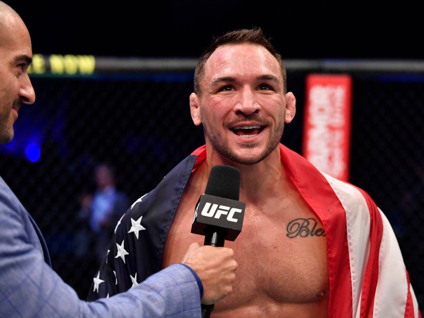 UFC拳手披著美國國旗在賽後訪問中微笑