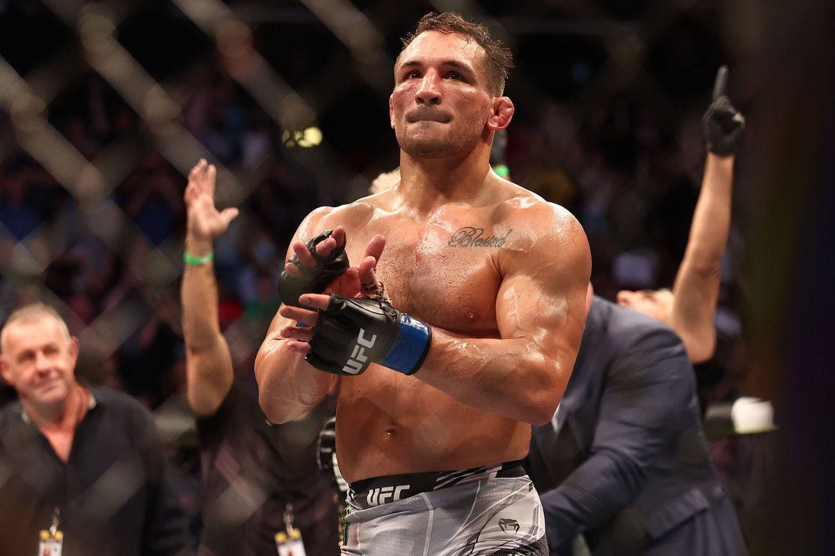 MMA拳手在八角籠內舉起手套慶祝勝利。