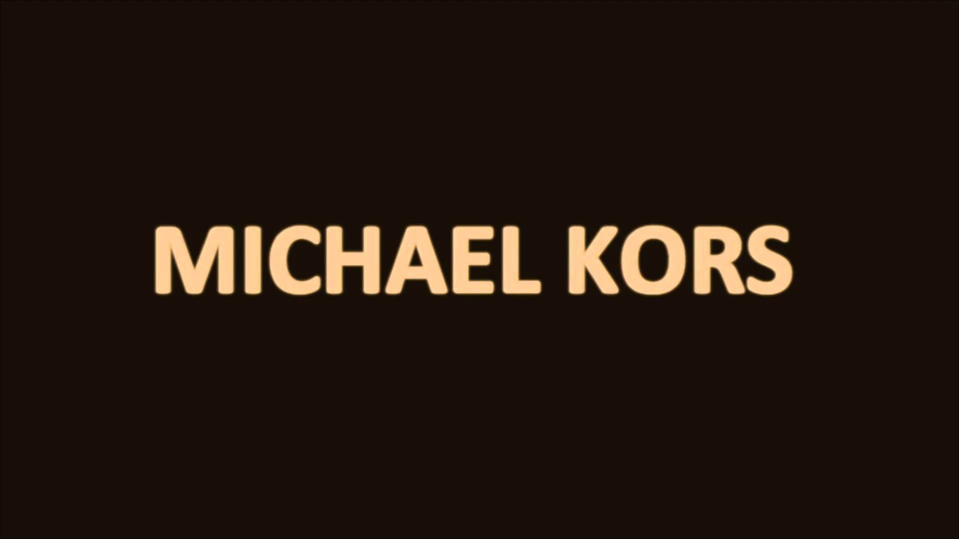 邁克高斯極簡海報 壁紙 — 粗體米色 'MICHAEL KORS' 文字居中於純深棕色背景上。