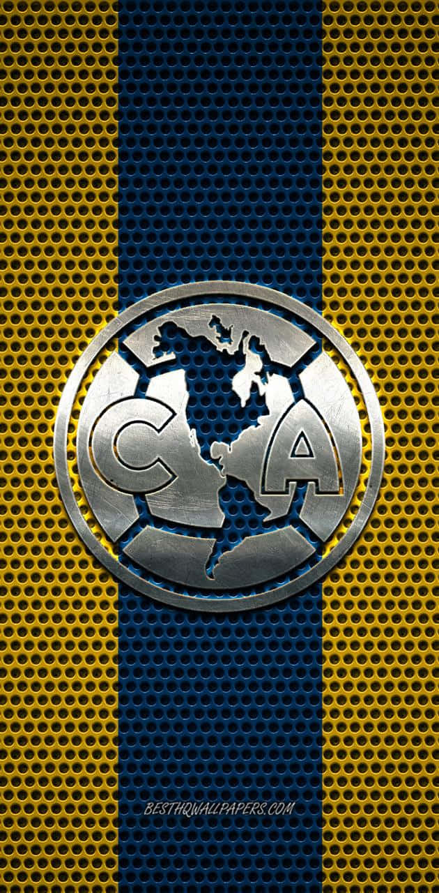 Club América 足球隊標誌在穿孔藍色和黃色金屬背景上。