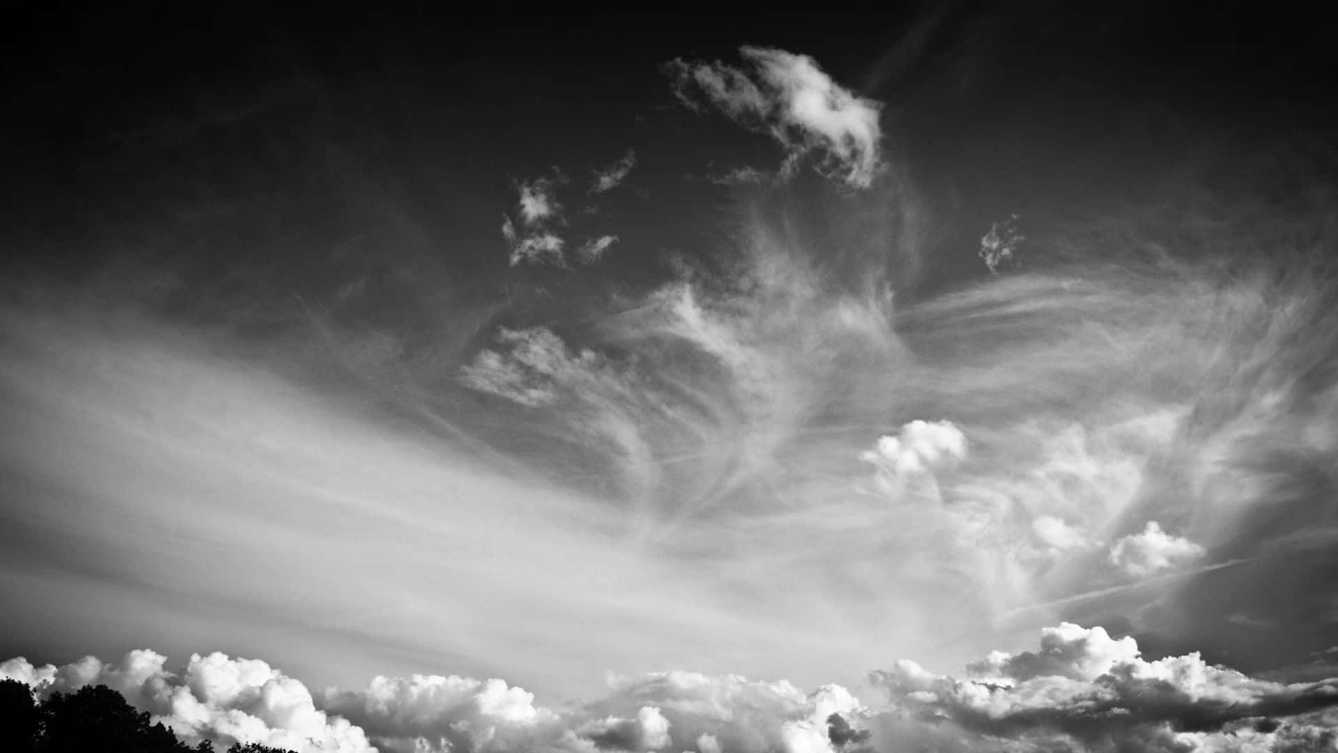 戲劇性的黑白天空，帶有縷縷和蓬鬆的雲朵。