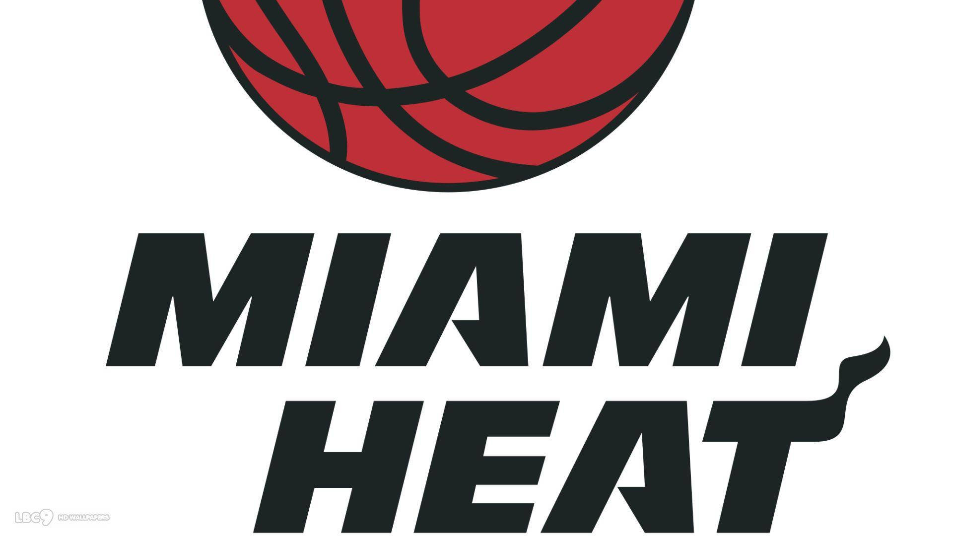 邁阿密海灘日出美景 壁紙 — 白色背景上，粗黑風格字體寫成的 MIAMI HEAT 字樣上方，帶有黑色線條的大膽紅色籃球標誌。