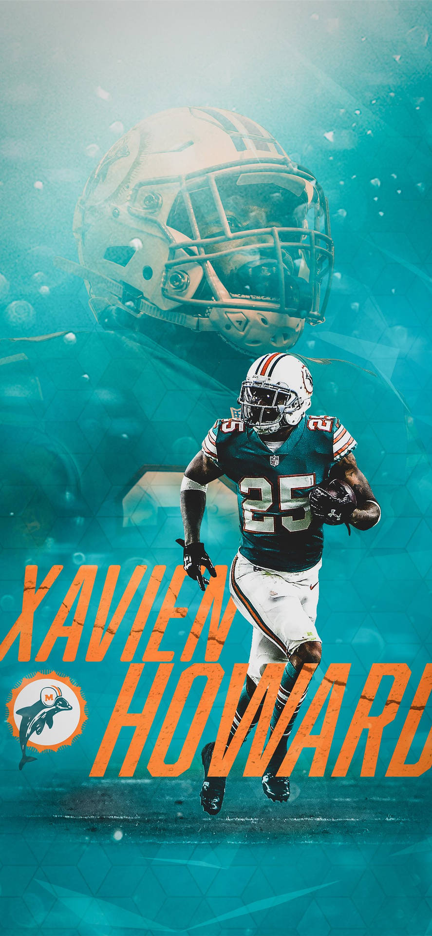 身穿青綠色球衣的足球運動員Xavien Howard在水下奔跑，頭盔漂浮在上方。