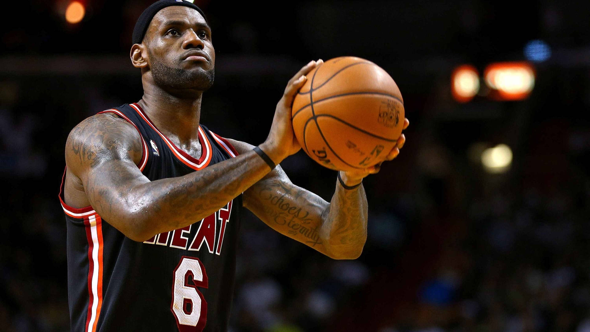 邁阿密熱火隊 LeBron James 壁紙 — 勒邦占士身穿邁阿密熱火球衣，在場館燈光下專注地準備投籃。