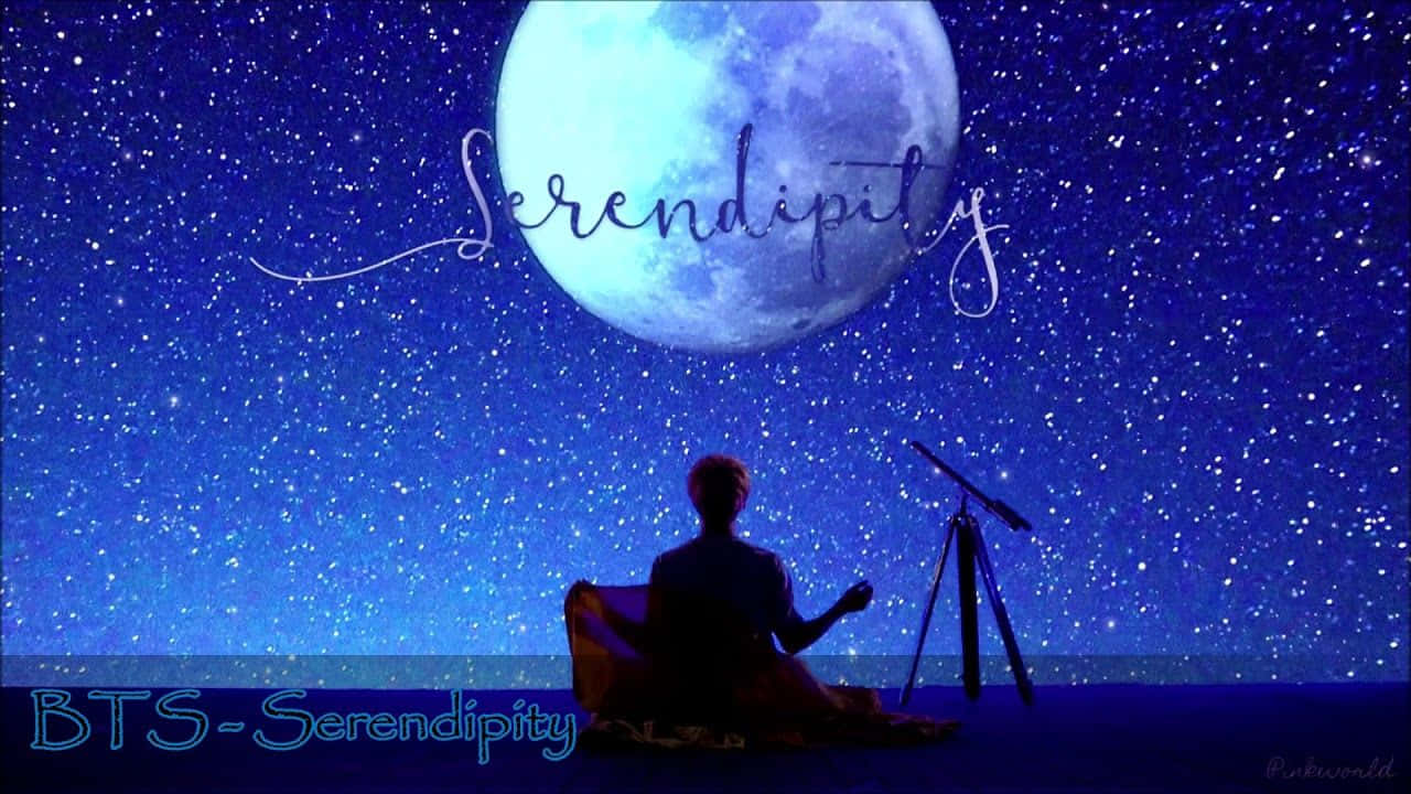 人坐在毯子上，在月亮和星星下，有望遠鏡和「serendipity」一詞