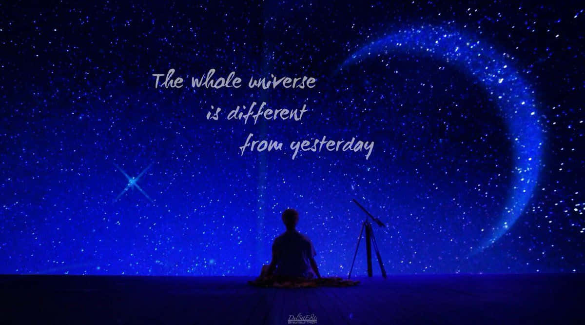 一個人在星空下坐著，旁邊有望遠鏡的剪影。