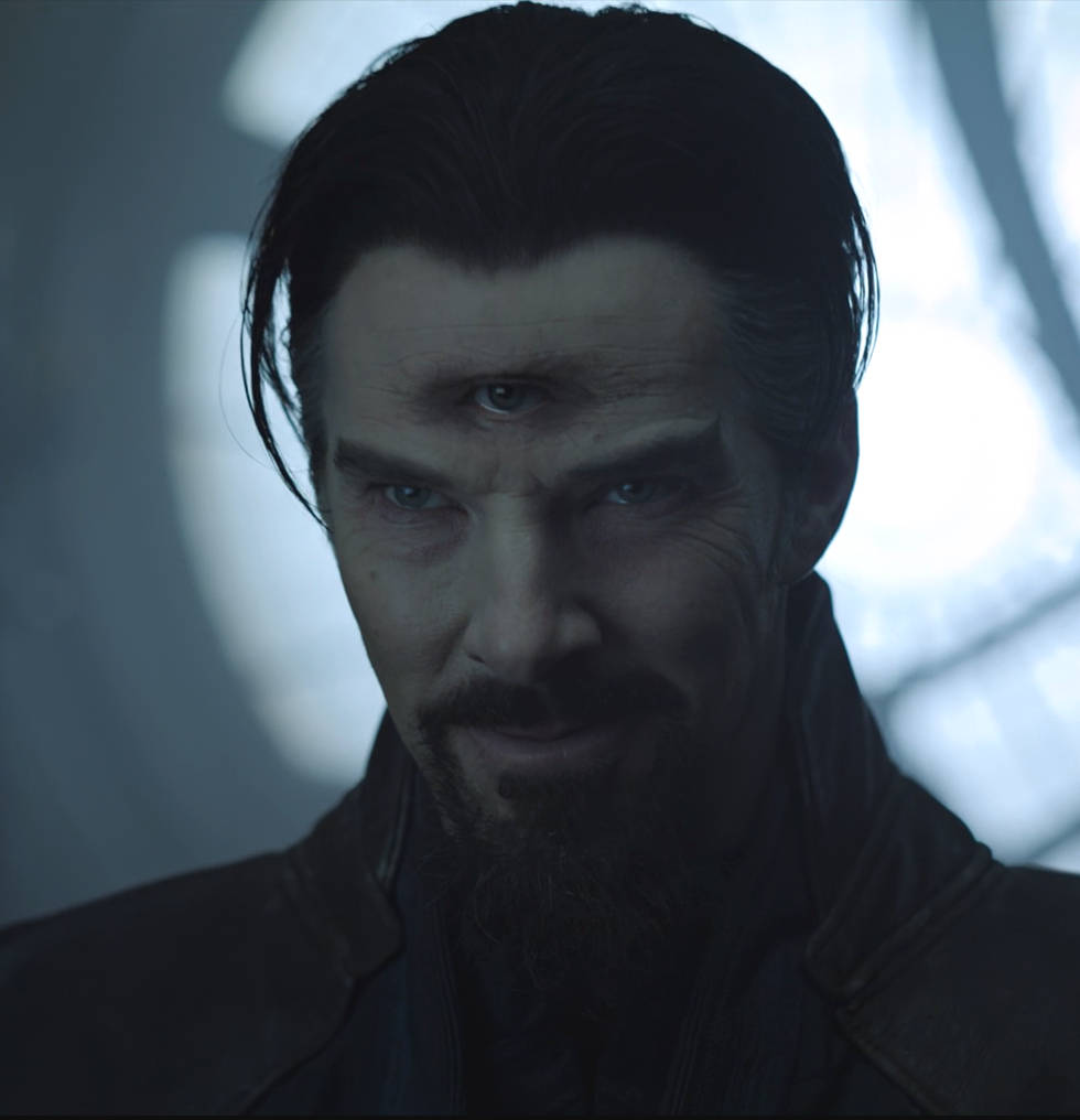 邪惡版 Doctor Strange 壁紙 — 一名額頭上有第三隻眼的男子特寫，在昏暗的藍光中神情強烈。