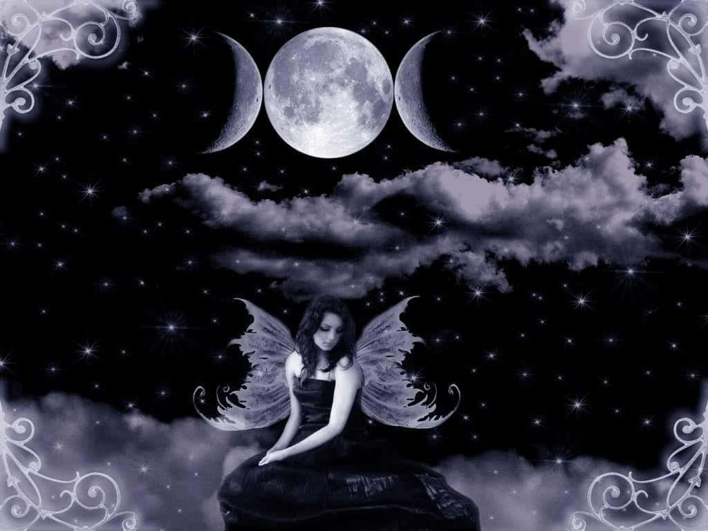 擁有裝飾性翅膀的仙女坐在雲端上，下方是三個月亮和星星的夜空。