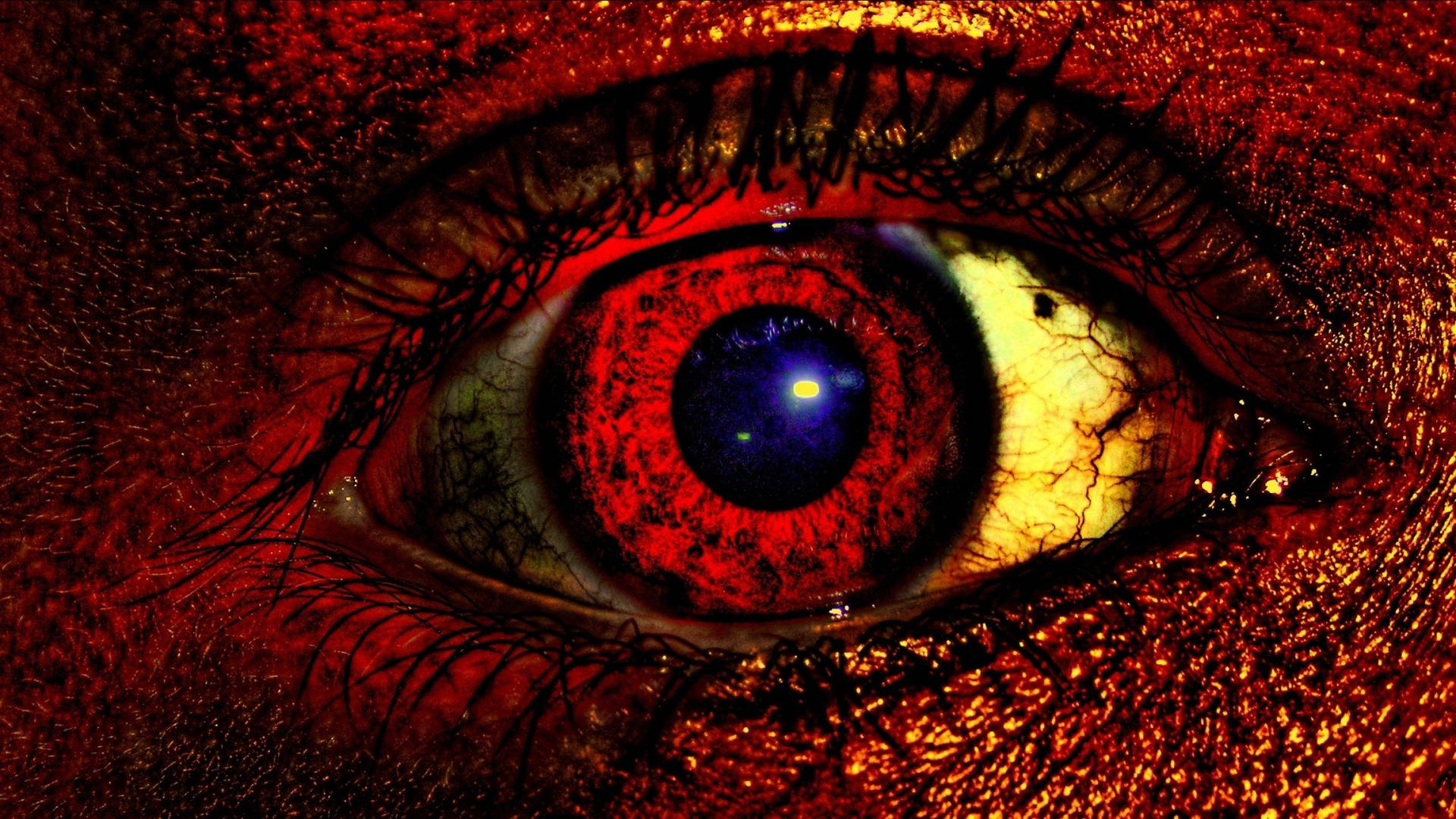 帶有火紅和橙色色調和發光藍色瞳孔的人類眼睛。