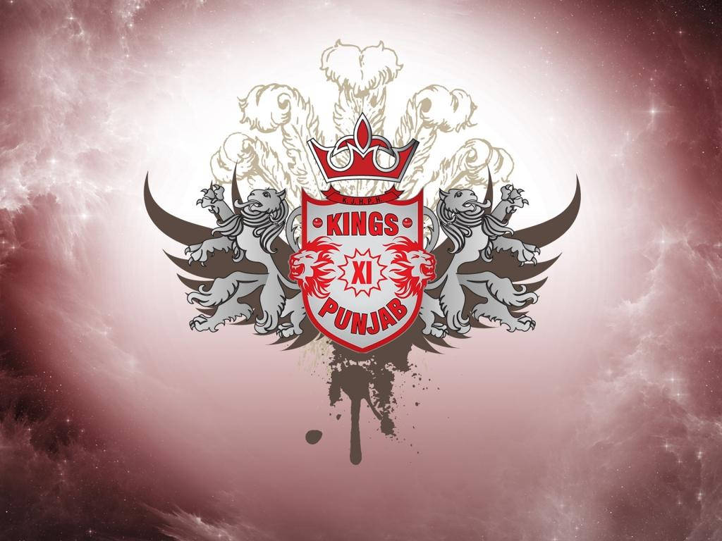 部落風格旁遮普王隊XI隊徽 壁紙 — 一個大膽的Kings XI Punjab運動標誌，帶有戴冠的獅子和翅膀，背景是宇宙粉紅色和白色星雲。