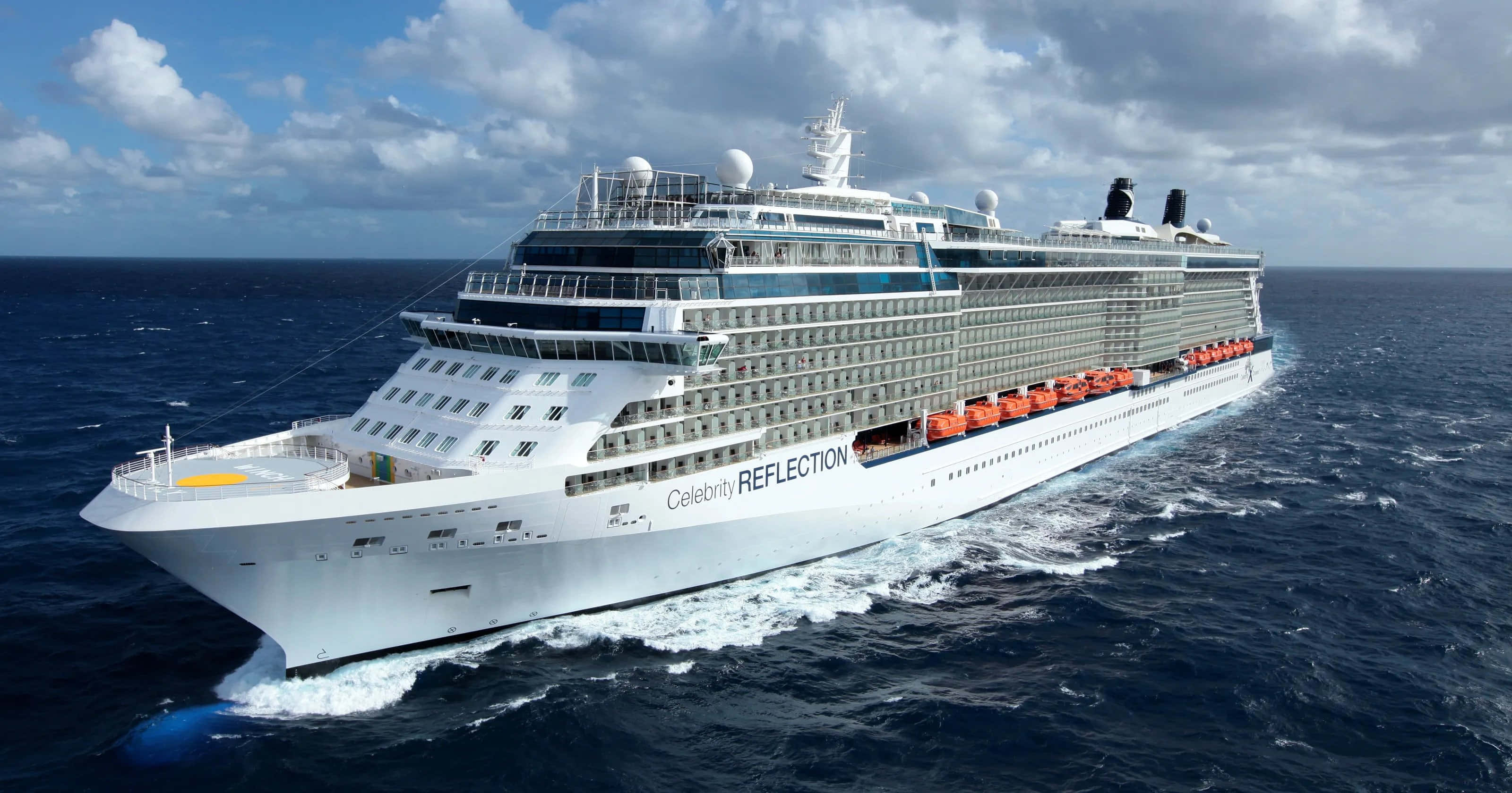 Ship 桌布 壁紙 — 郵輪 Celebrity Reflection 在部分多雲的天空下，雄偉地航行於深藍色的海洋中。