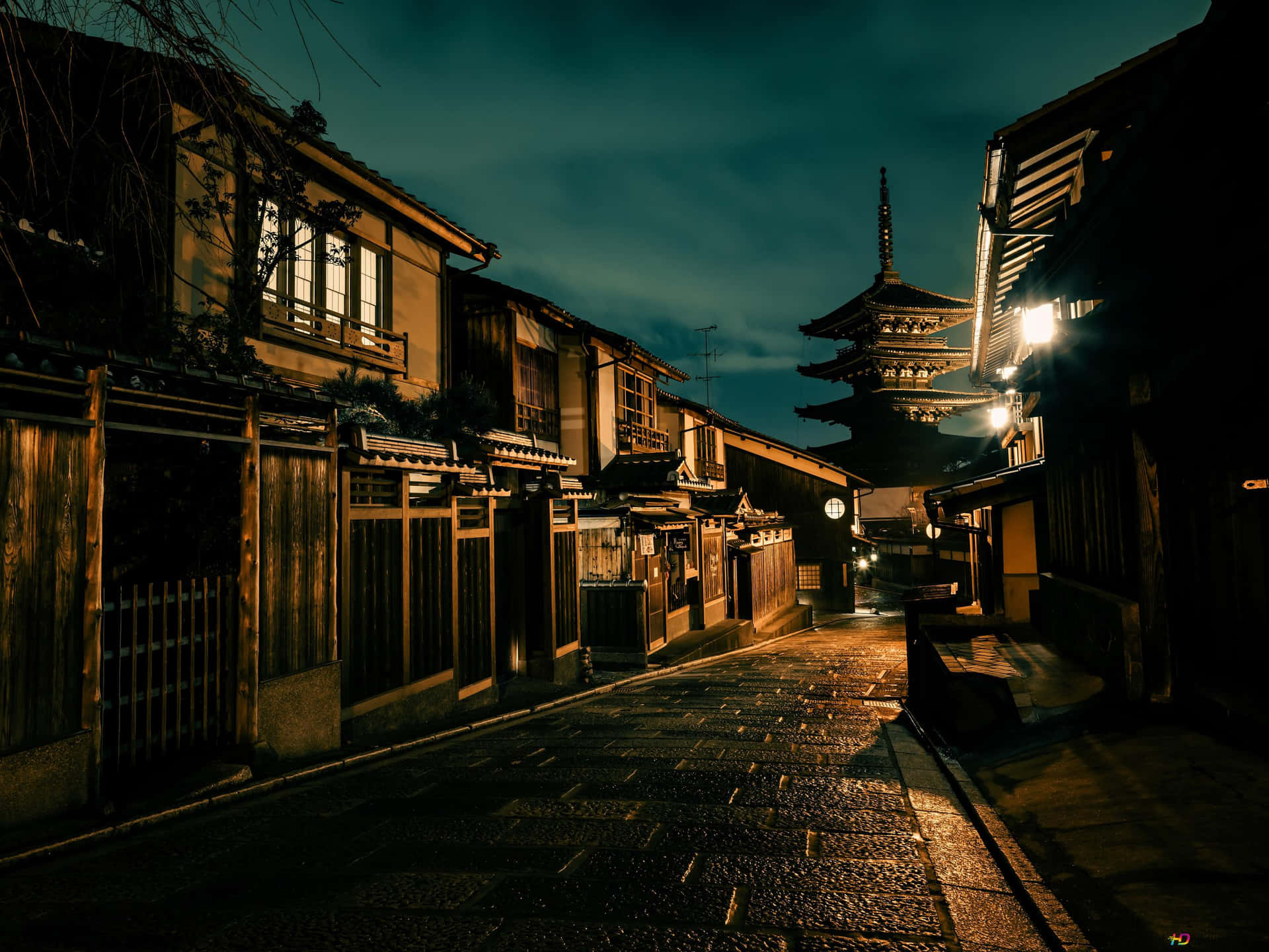 夜晚寧靜的日本街道，閃爍的燈籠和遠處的塔。
