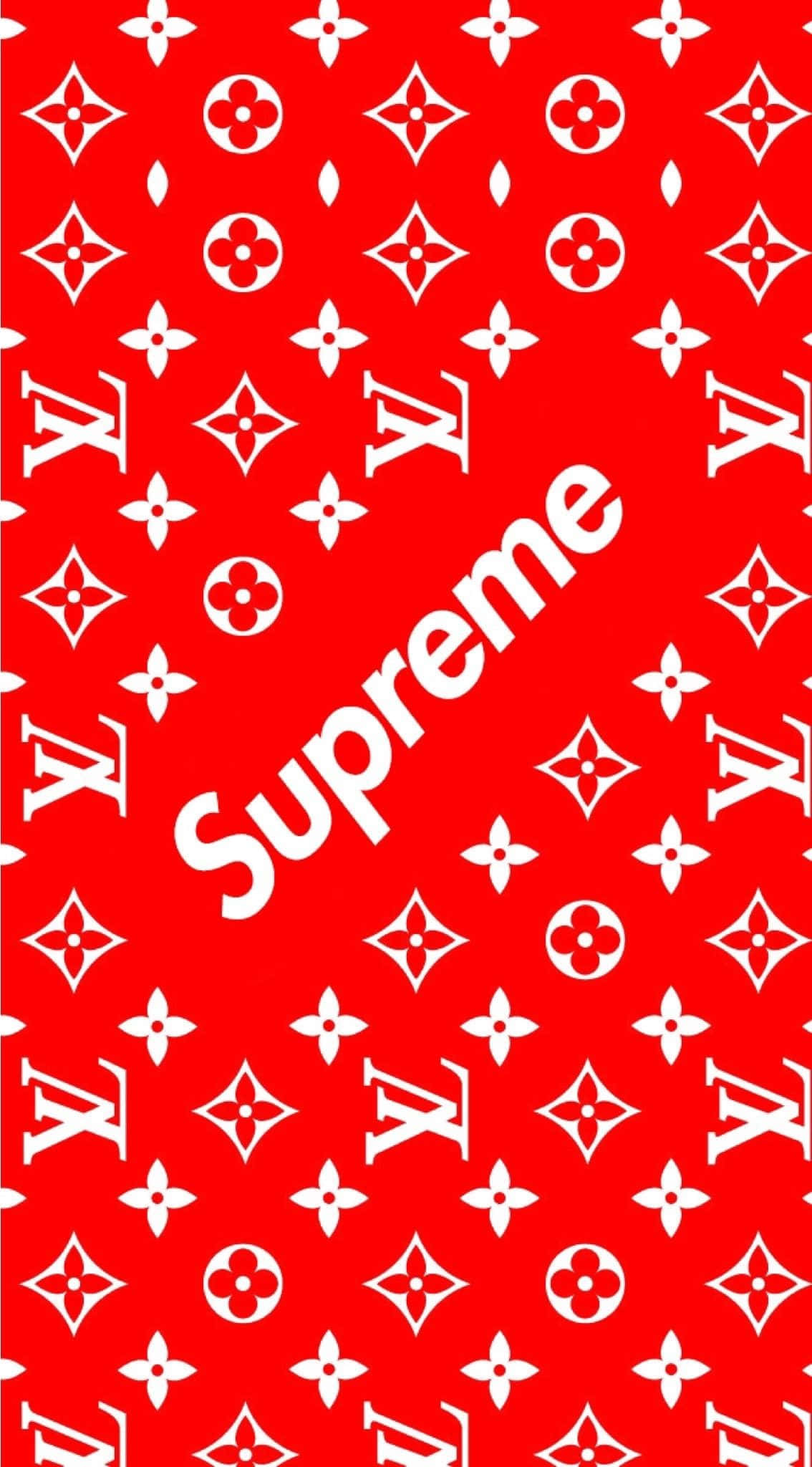 都市時尚探索 壁紙 — 大膽的紅色牆紙，帶有重複的白色 Louis Vuitton 字母組合和對角 Supreme 標誌。