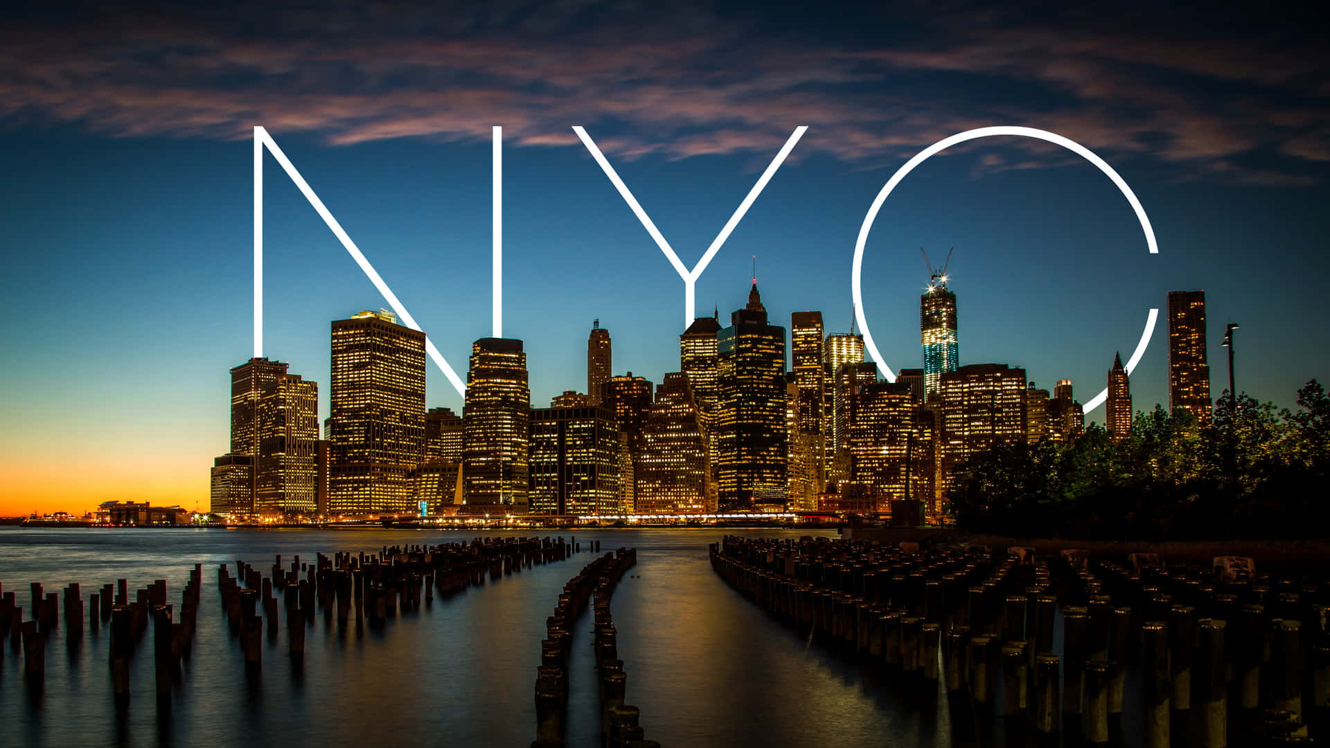 黃昏時分的紐約市天際線，發光的NYC字母疊加在水面和木樁上。