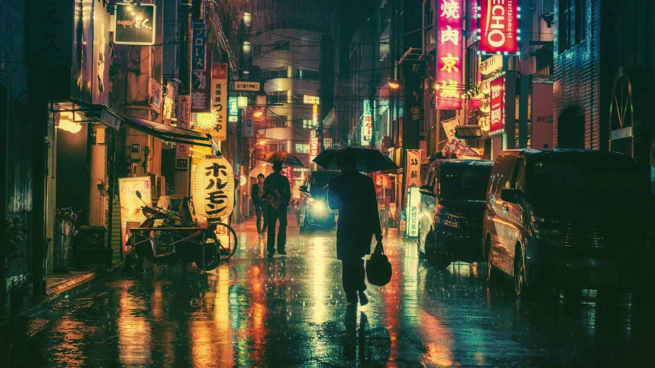 夜晚在霓虹燈照亮的雨中日式城市街道上撐傘行走的人。