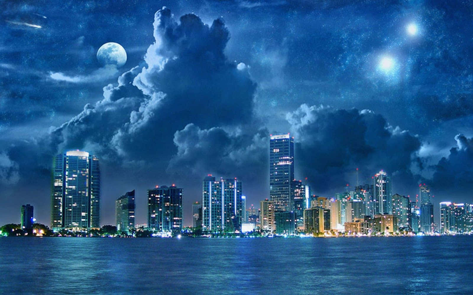 夜晚城市天際線，月亮和星星倒映在水中
