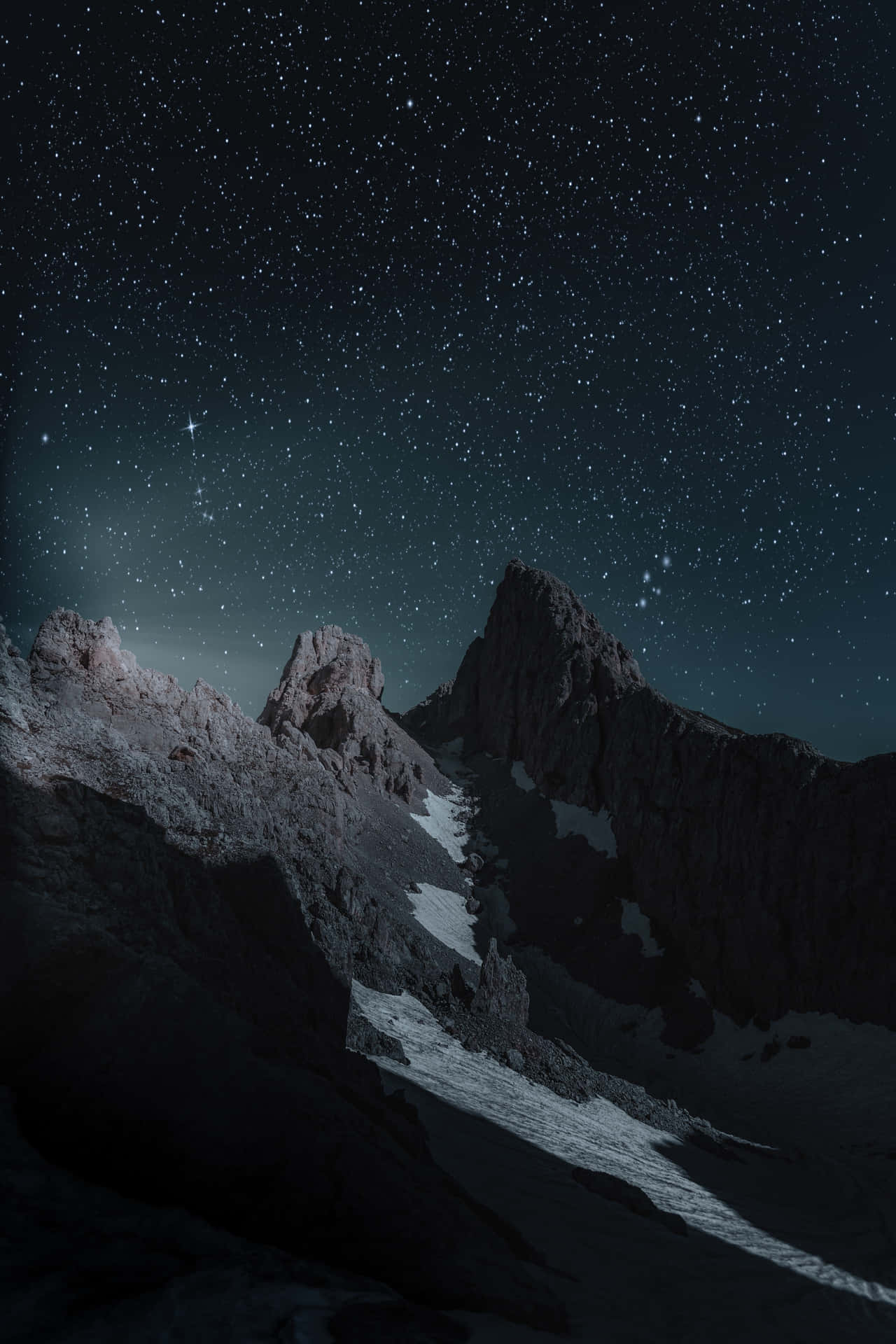 繁星點點的夜空下的積雪山峰