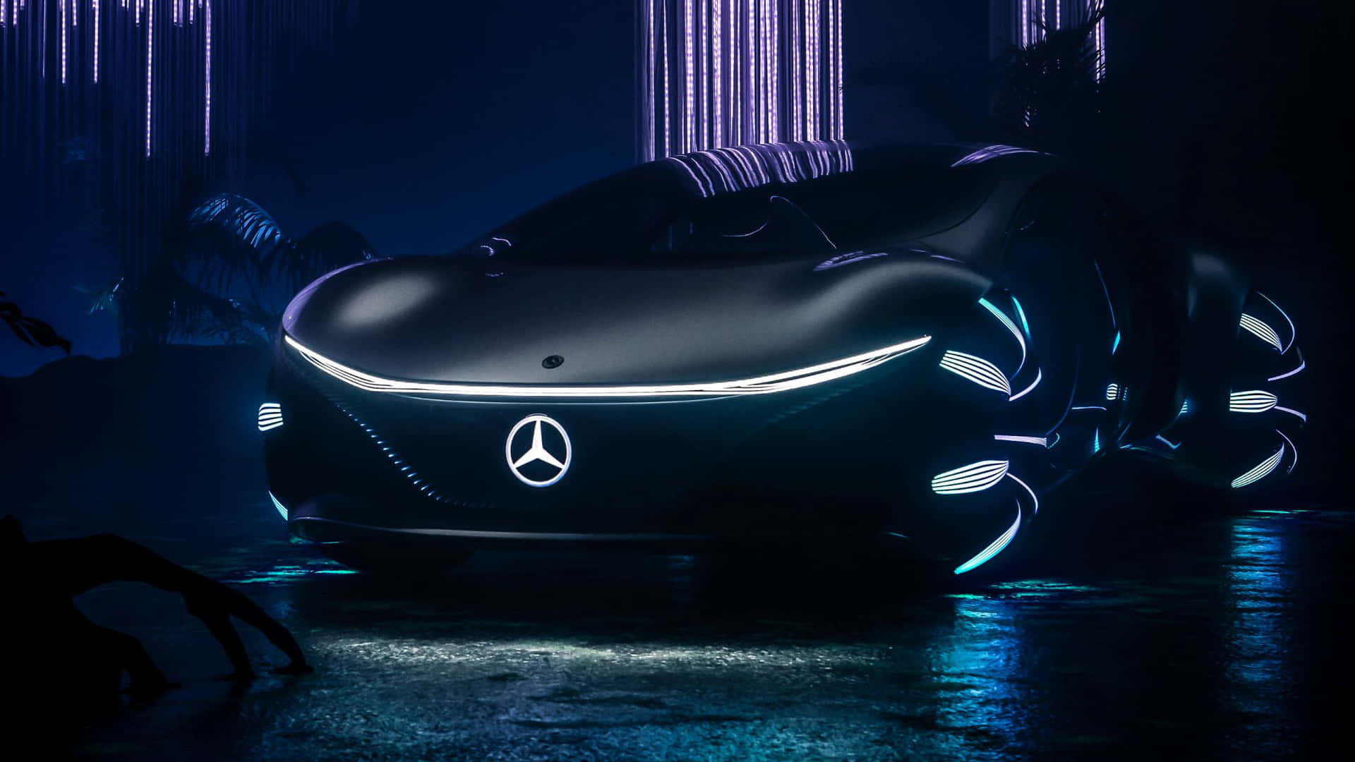 未來感 Mercedes 汽車在夜間潮濕路面上發出藍色光芒。