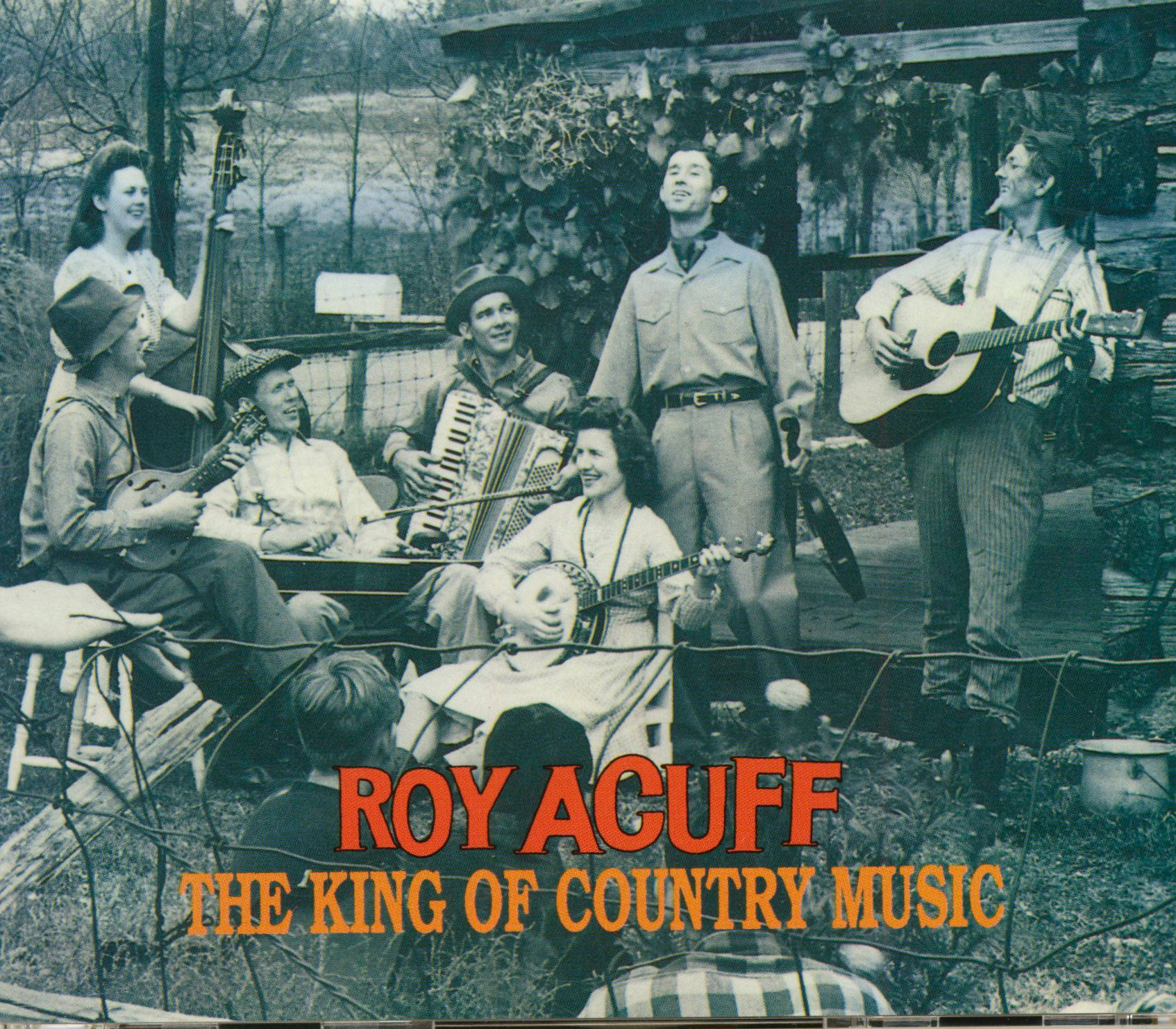 鄉村音樂之王羅伊·阿卡夫 壁紙 — Roy Acuff 和他的樂隊在鄉村木屋外演奏鄉村音樂的復古棕褐色調照片。