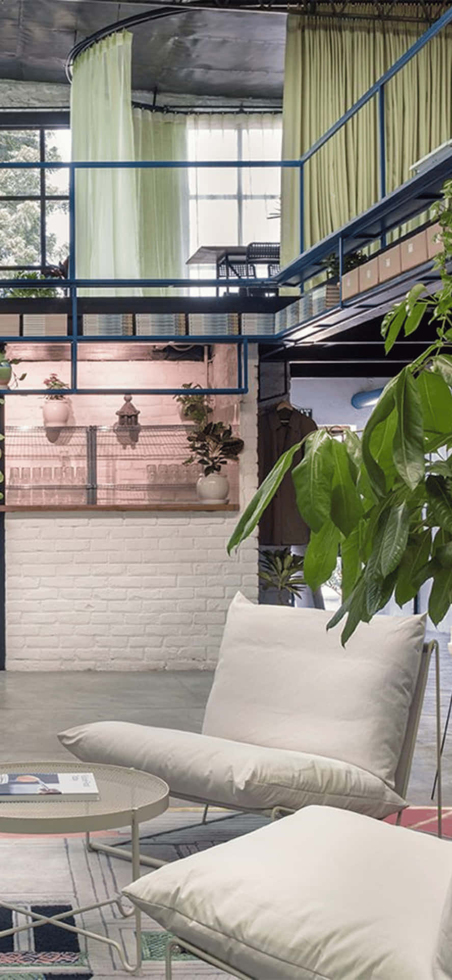 舒適的現代閣樓，在自然光下配有白色家具和綠色植物。