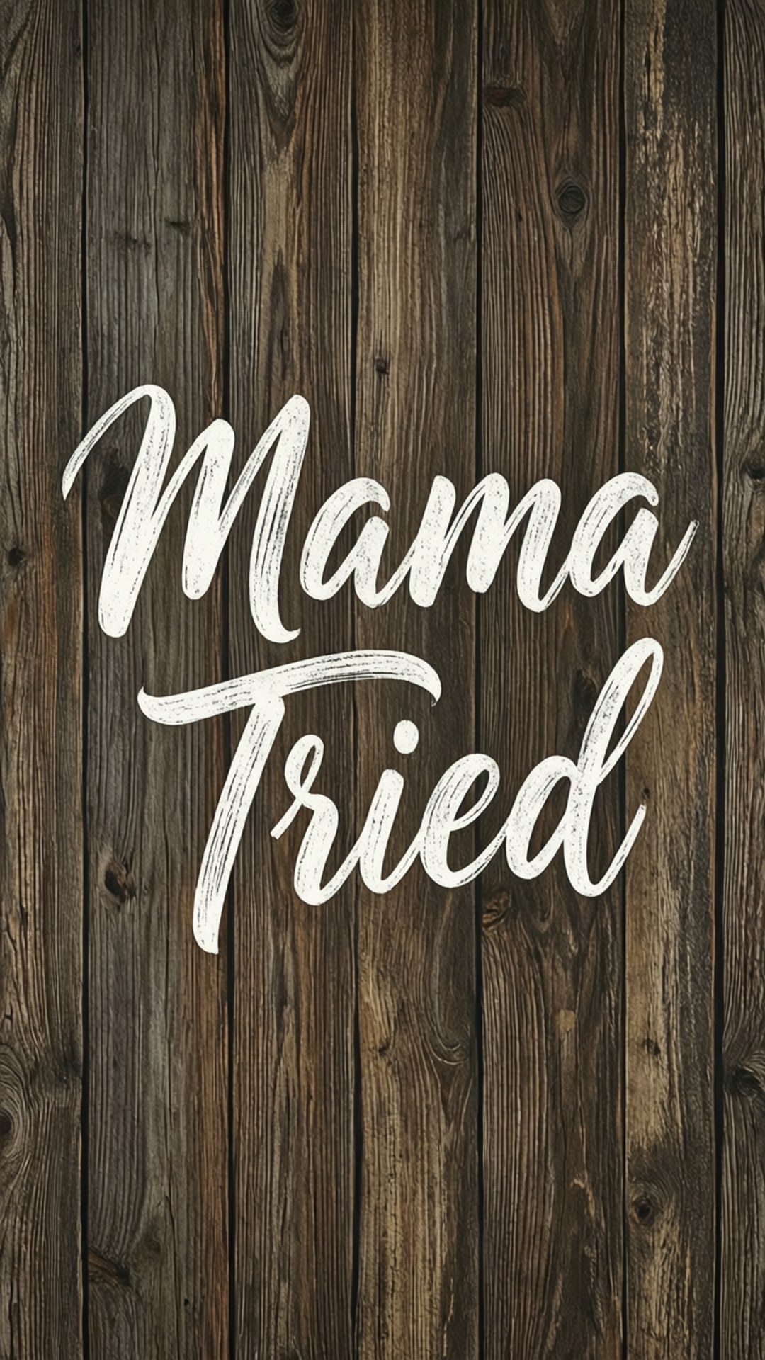 鄉村風「媽媽嘗試過」 壁紙 — 白色手寫文字「Mama Tried」在質樸的深色木板背景上格外突出。