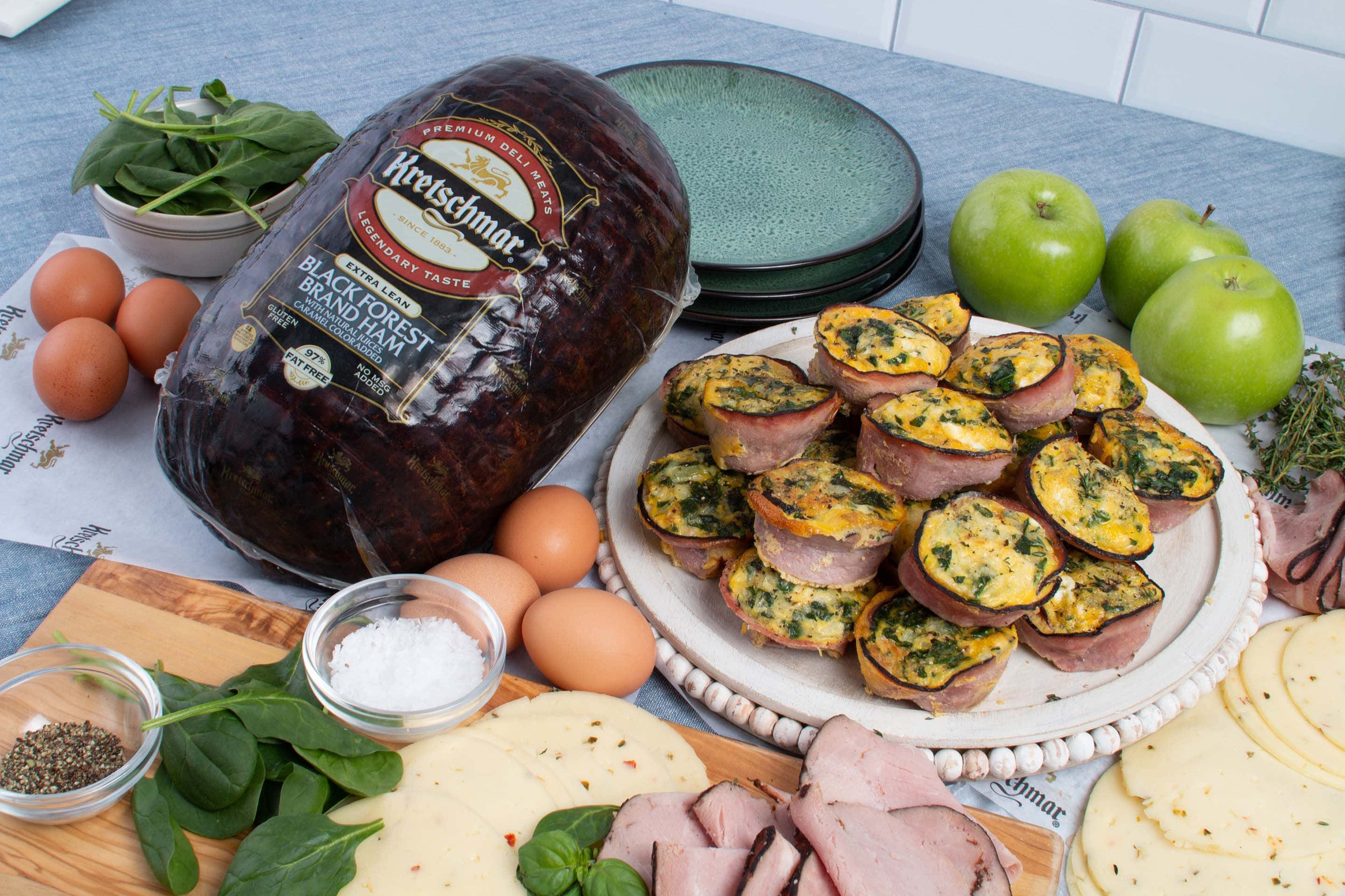 Black Forest Ham 桌布 壁紙 — 鄉村風格的廚房枱面展示整個黑森林火腿、烤火腿片、新鮮菠菜、雞蛋、蘋果和芝士，以平鋪構圖呈現。