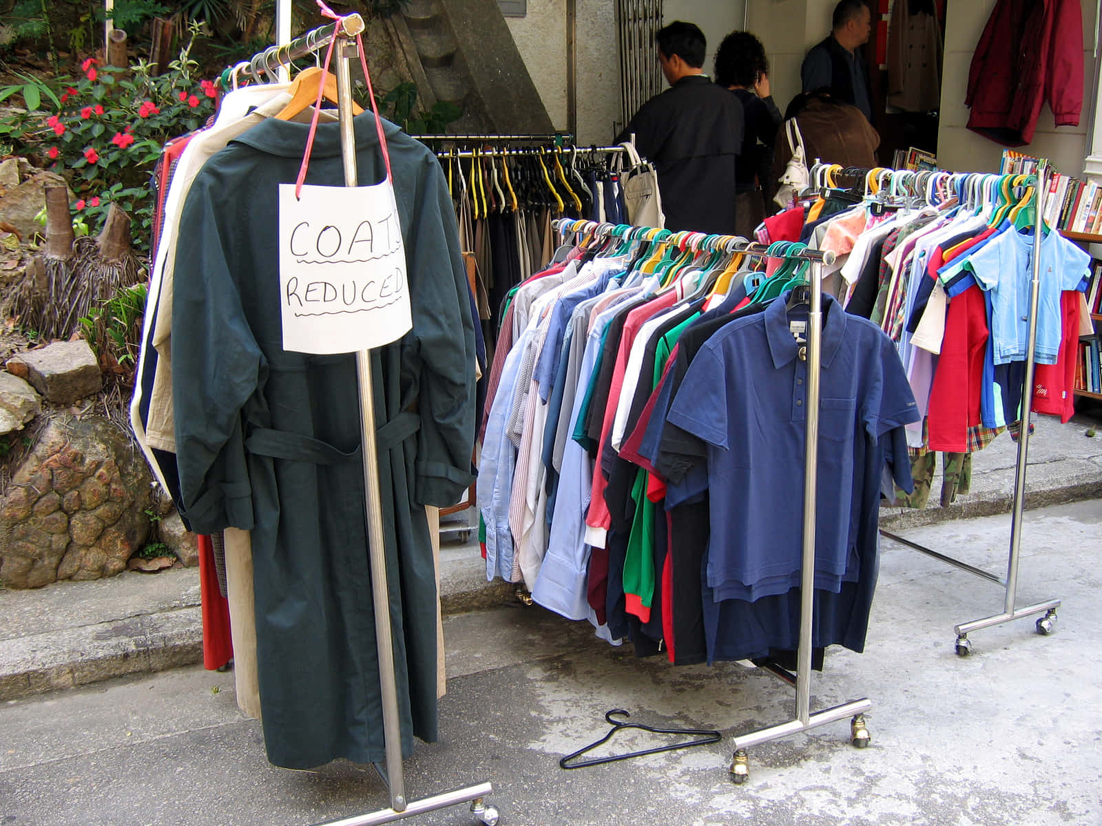 戶外服裝攤位展示的外套，附有減價標牌。