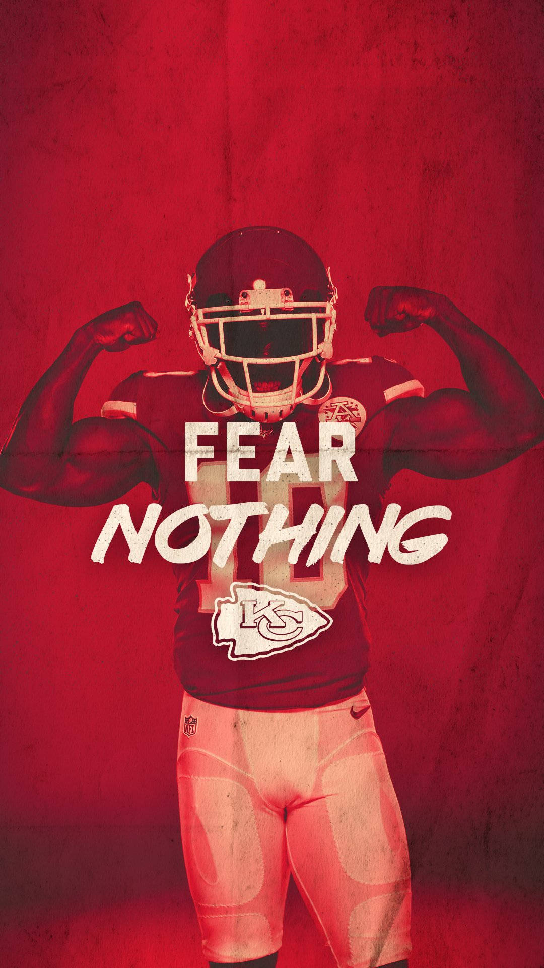 足球運動員在紅色背景上展示肌肉，帶有「FEAR NOTHING」文字。