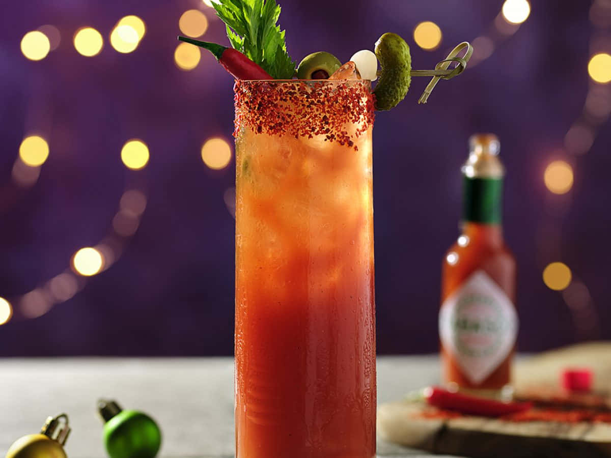 一杯辛辣的Bloody Mary雞尾酒，飾以辣椒醃菜和芹菜，放在節日餐桌上。