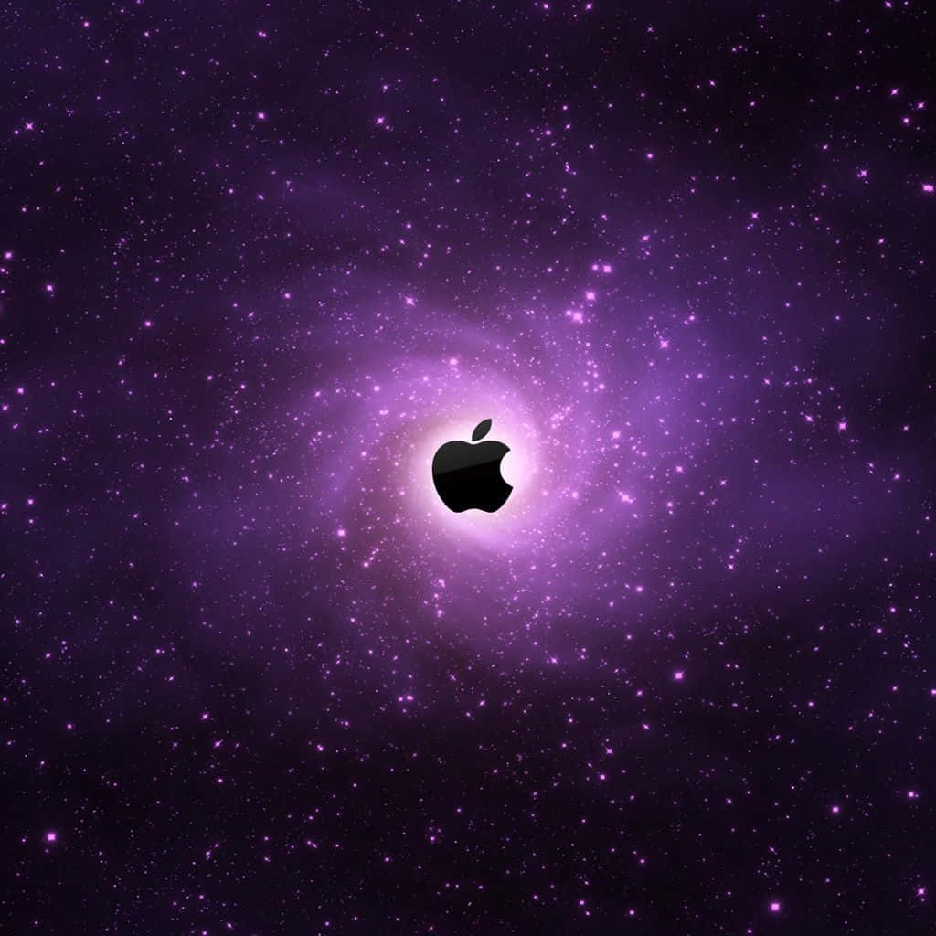 Apple標誌在紫色星空背景中發光。