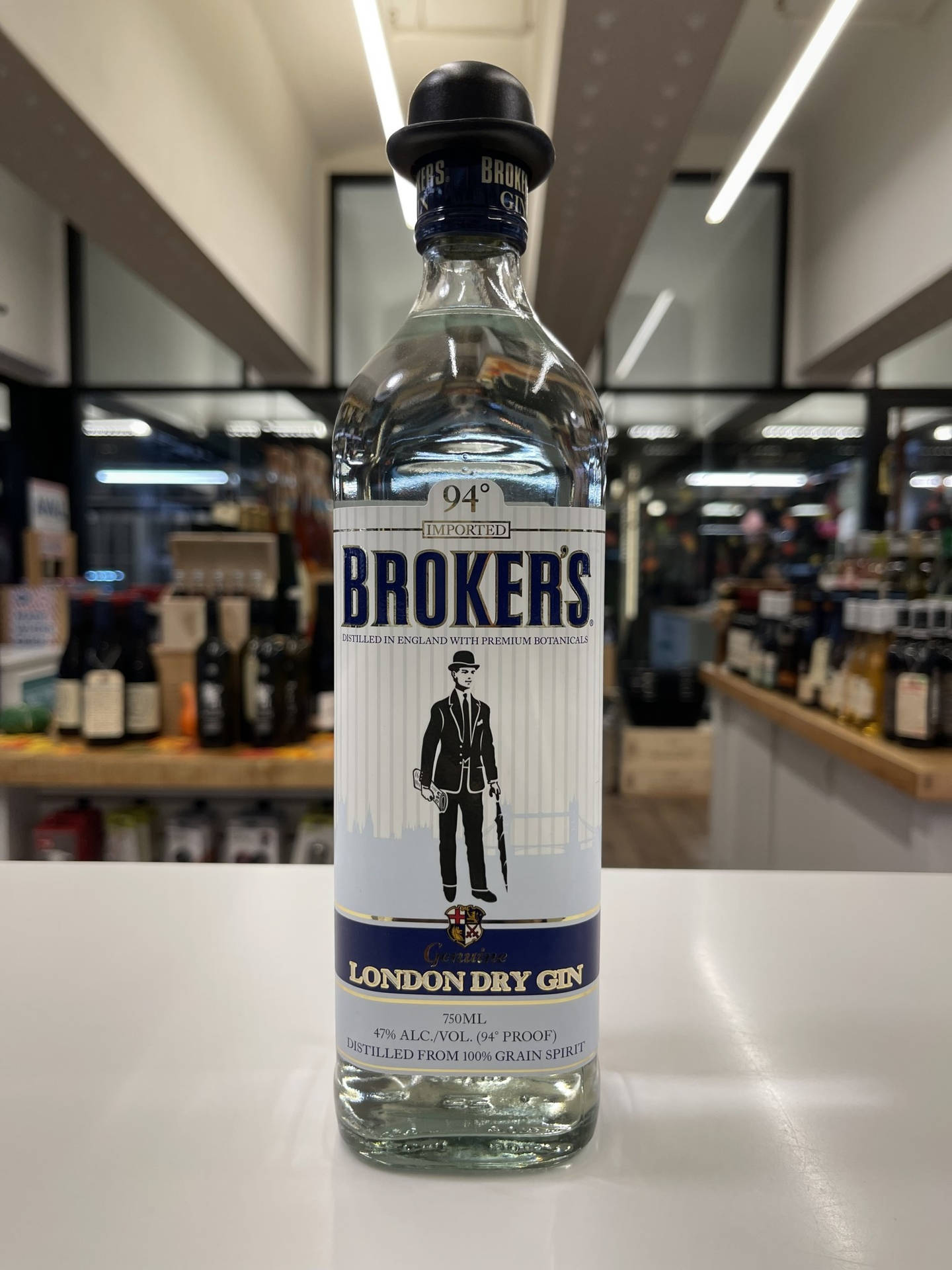 酒舖白色枱面上的一瓶Broker's London Dry Gin。