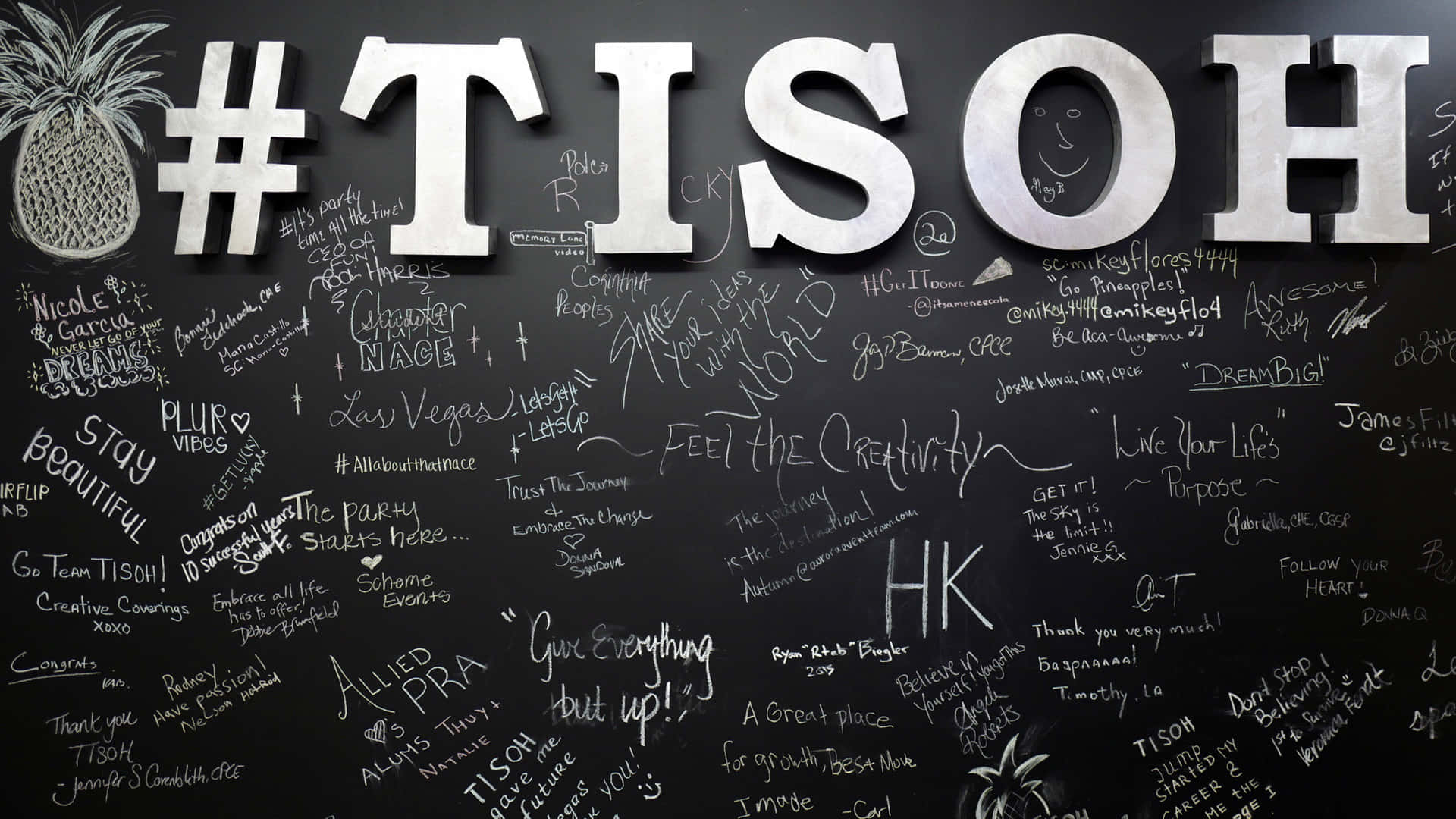 帶有大型銀色 hashtag TISHO 字母和手寫訊息的牆壁。