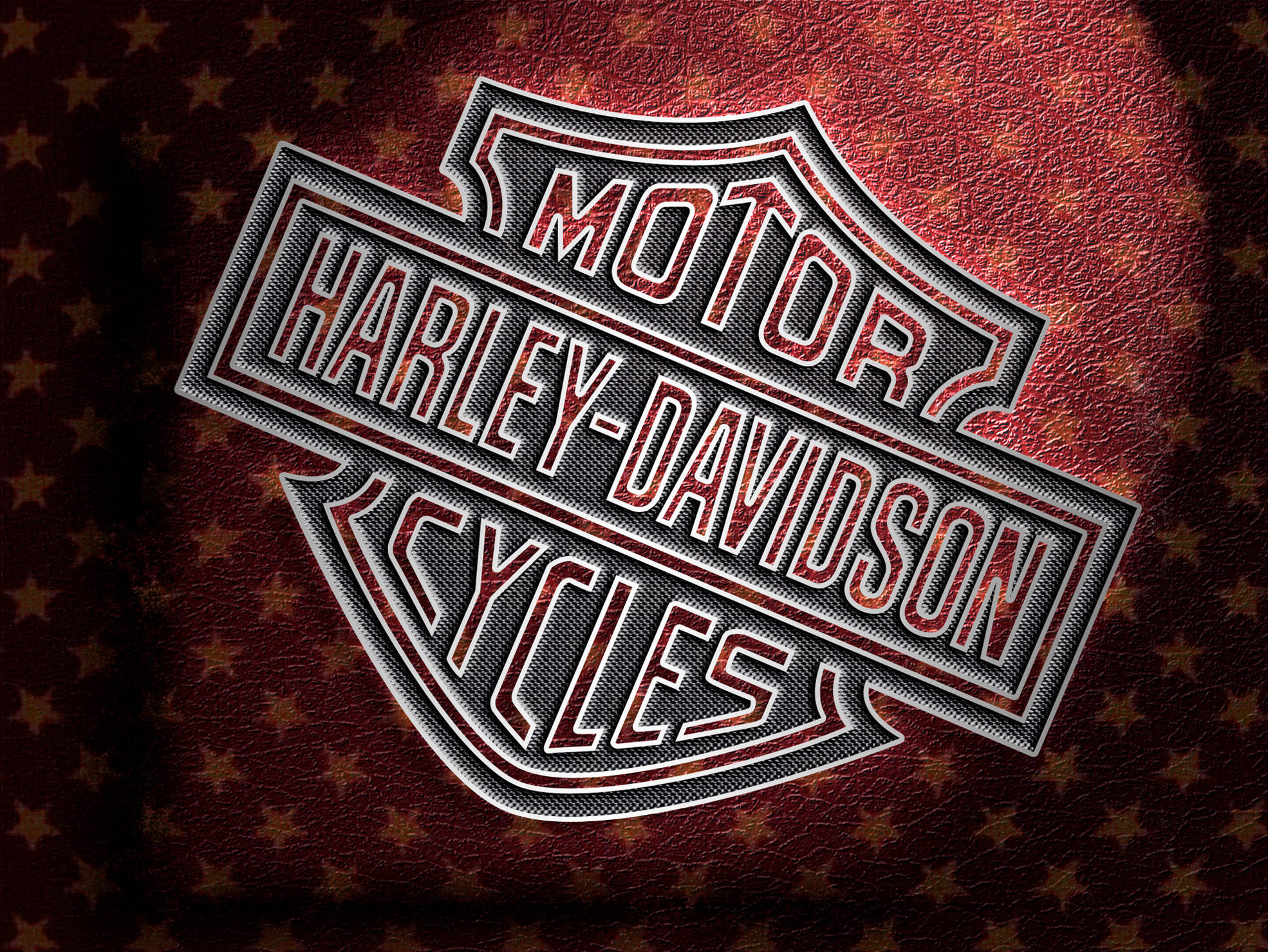 酒紅皮革哈雷戴維森標誌 壁紙 — Harley-Davidson 標誌徽章在帶有金色星星的紋理紅色皮革上，於戲劇性的聚光燈下閃耀。
