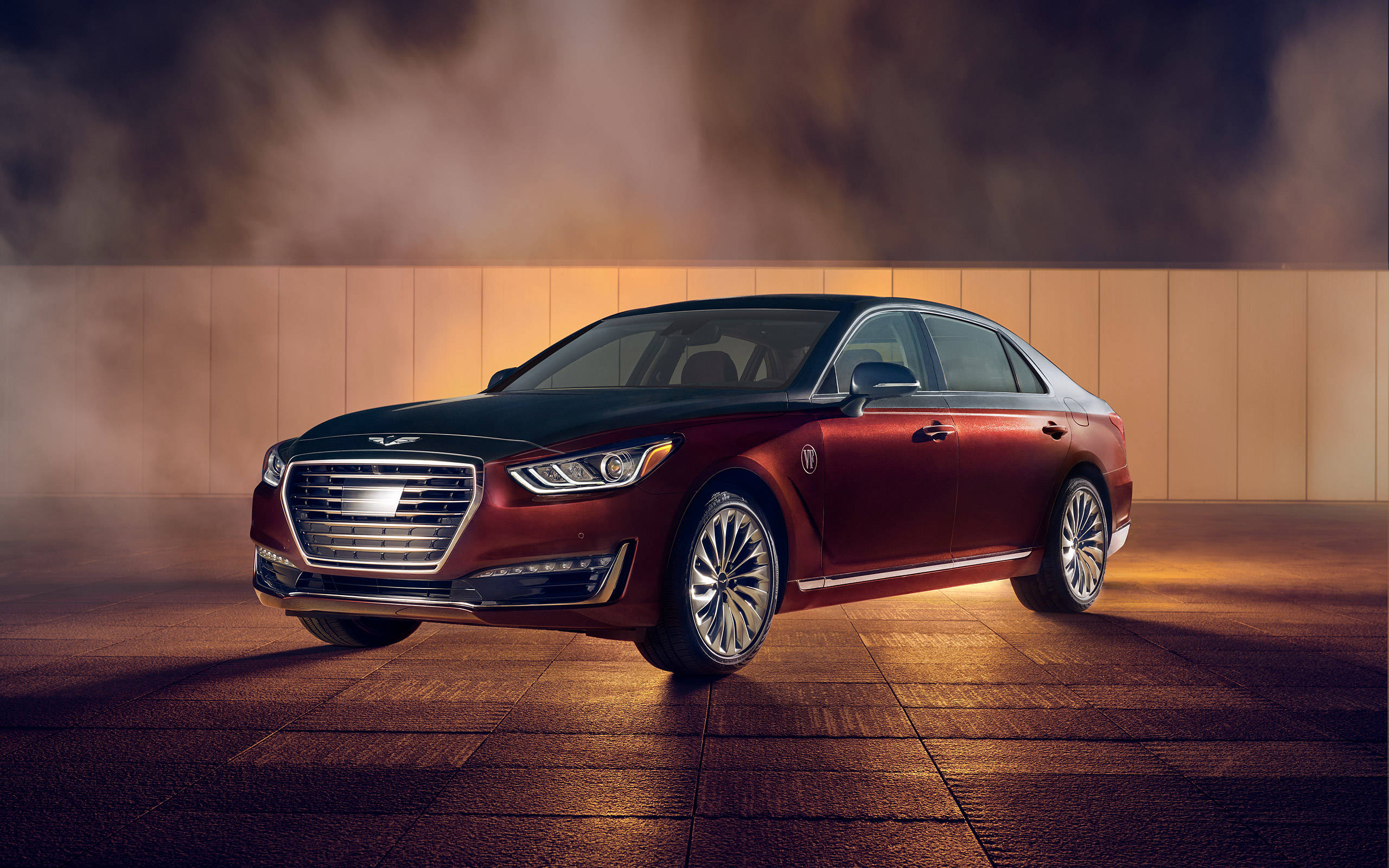 酒紅色Hyundai Genesis G90 壁紙 — 一輛豪華的酒紅色轎車在溫暖的聚光燈下閃耀，背景是煙霧繚繞的木質鑲板。