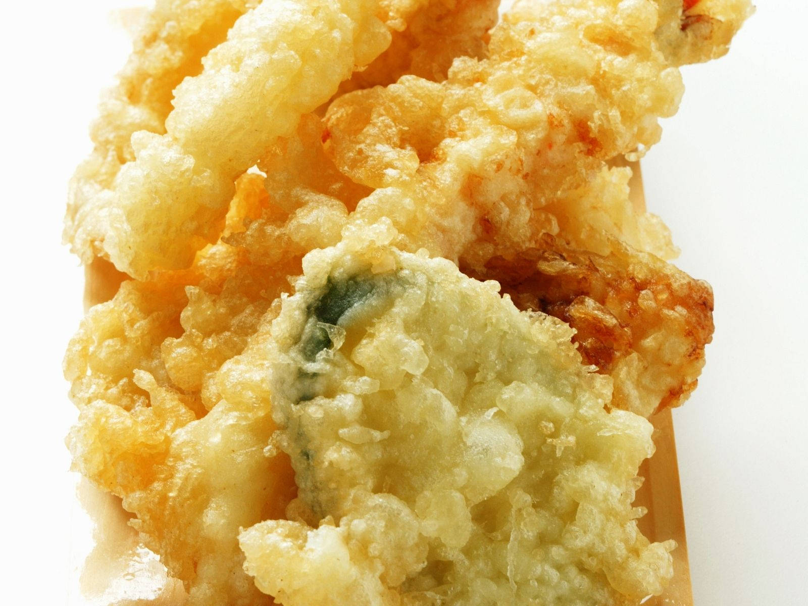 酥炸天婦羅與黃瓜片 壁紙 — 金黃酥脆的天婦羅，木盤上可見綠色蔬菜從麵糊中露出。