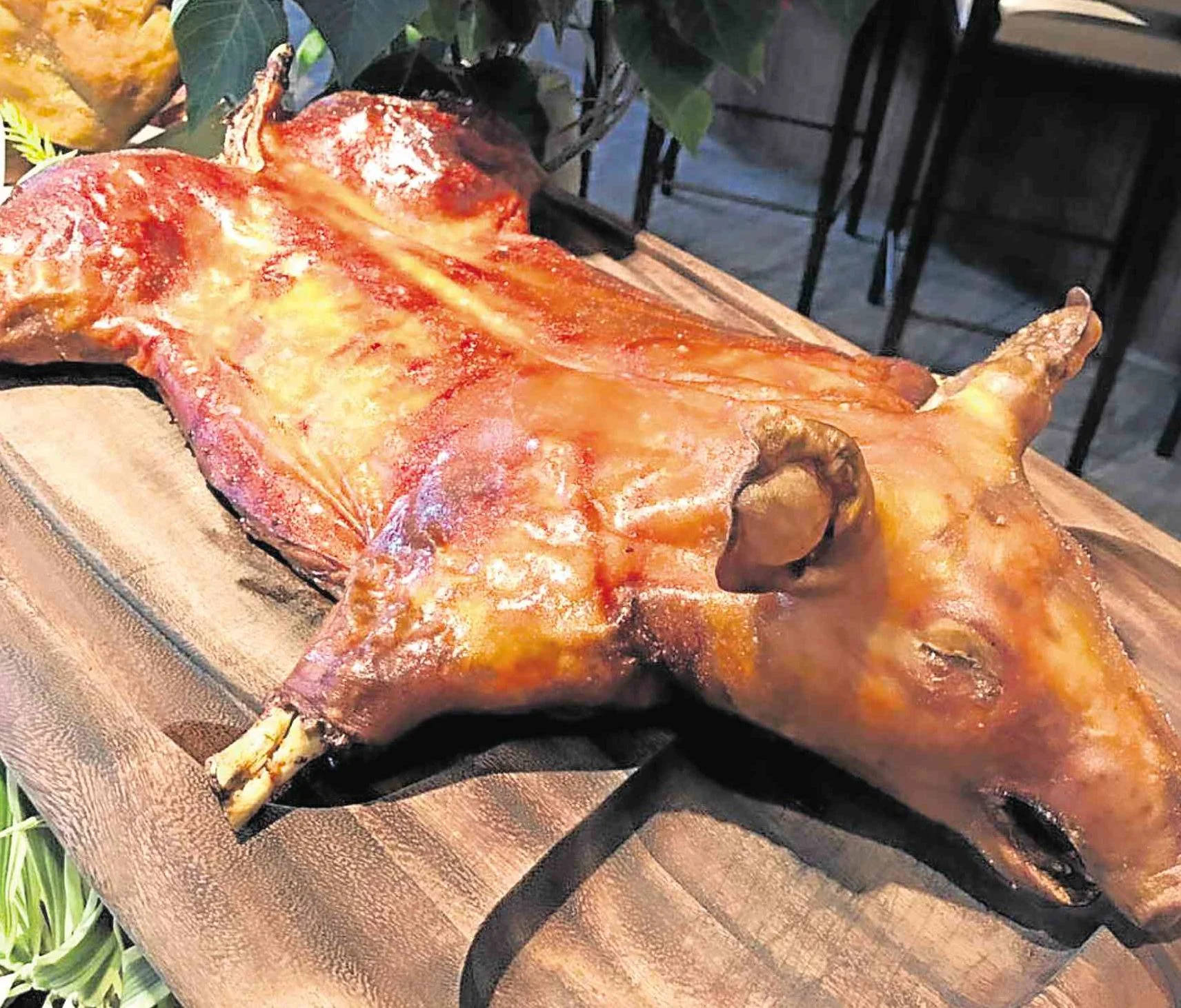 金黃酥脆烤全豬在木砧板上