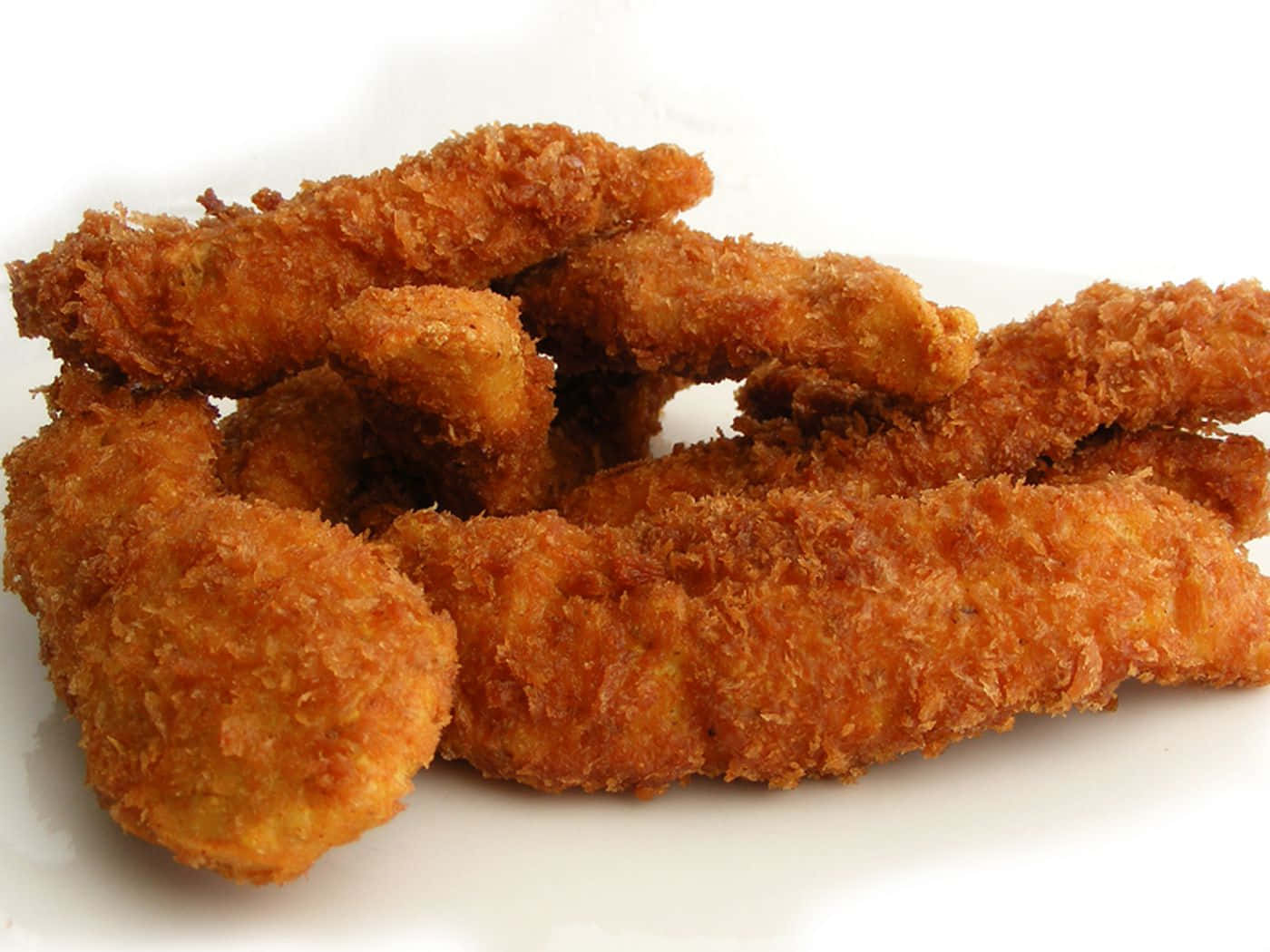 金黃酥脆的炸雞柳放在白色碟子上。
