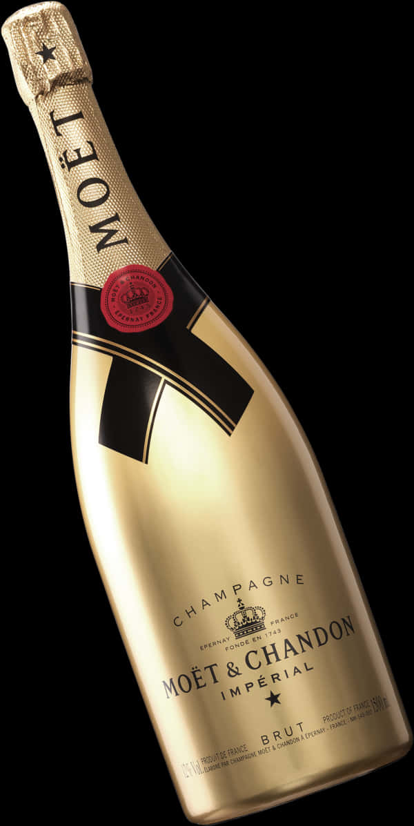 酩悅香檳帝國極致干型酒瓶 壁紙 — 閃閃發光的金色Moet & Chandon Imperial香檳瓶優雅地矗立在純黑背景前。