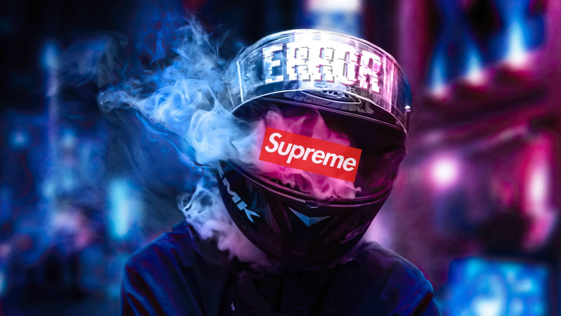 酷 Supreme 吸煙頭盔 壁紙 — 一個人戴著帶有 'ERROR' 和 'Supreme' 標誌的賽車頭盔，在霓虹燈照亮的城市背景下呼出煙霧。
