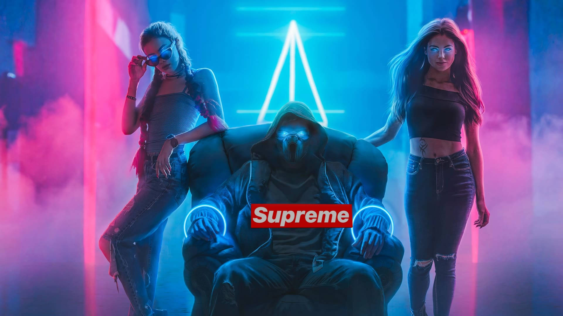 酷 Supreme 熱辣女孩 壁紙 — 兩位女性在霓虹燈俱樂部中夾著一位戴帽人物，旁邊有發光的Supreme標誌和三角形燈光雕塑。