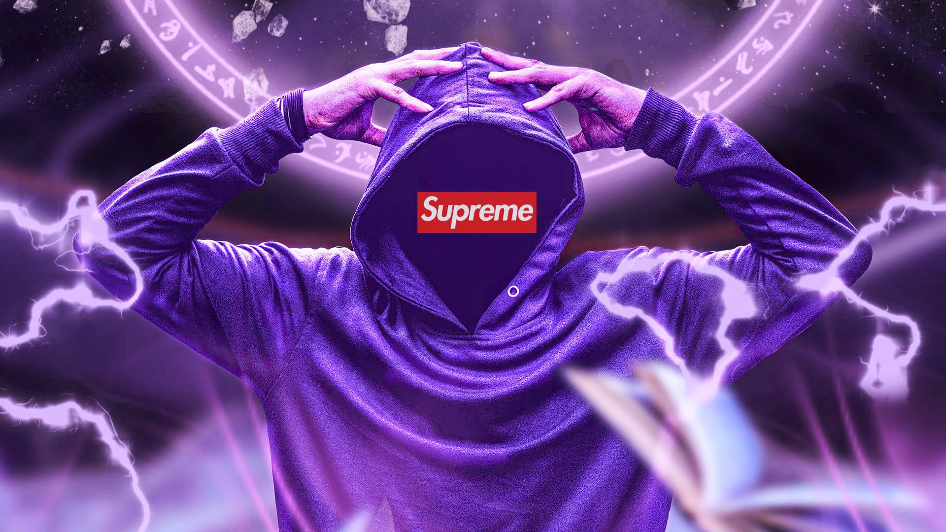 酷 Supreme 紫色連帽衫 壁紙 — 一個穿著紫色Supreme連帽衫的人，在帶有發光符文和閃電的宇宙背景下拉起帽子。